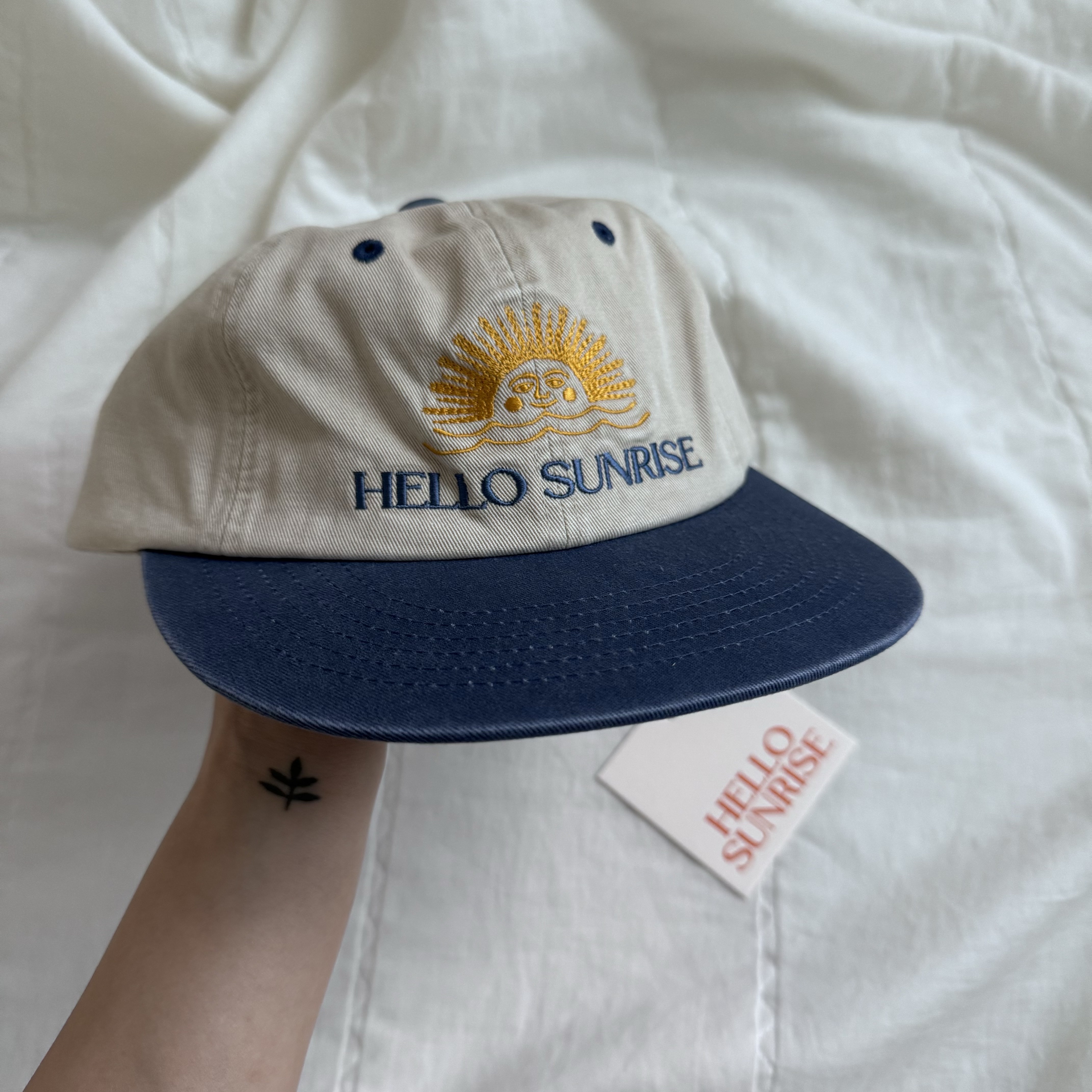 Hello Sunrise Two Tone Washed OG Logo 6Panel Cap Beige & Vintage Blue 착용 스타일 - 1