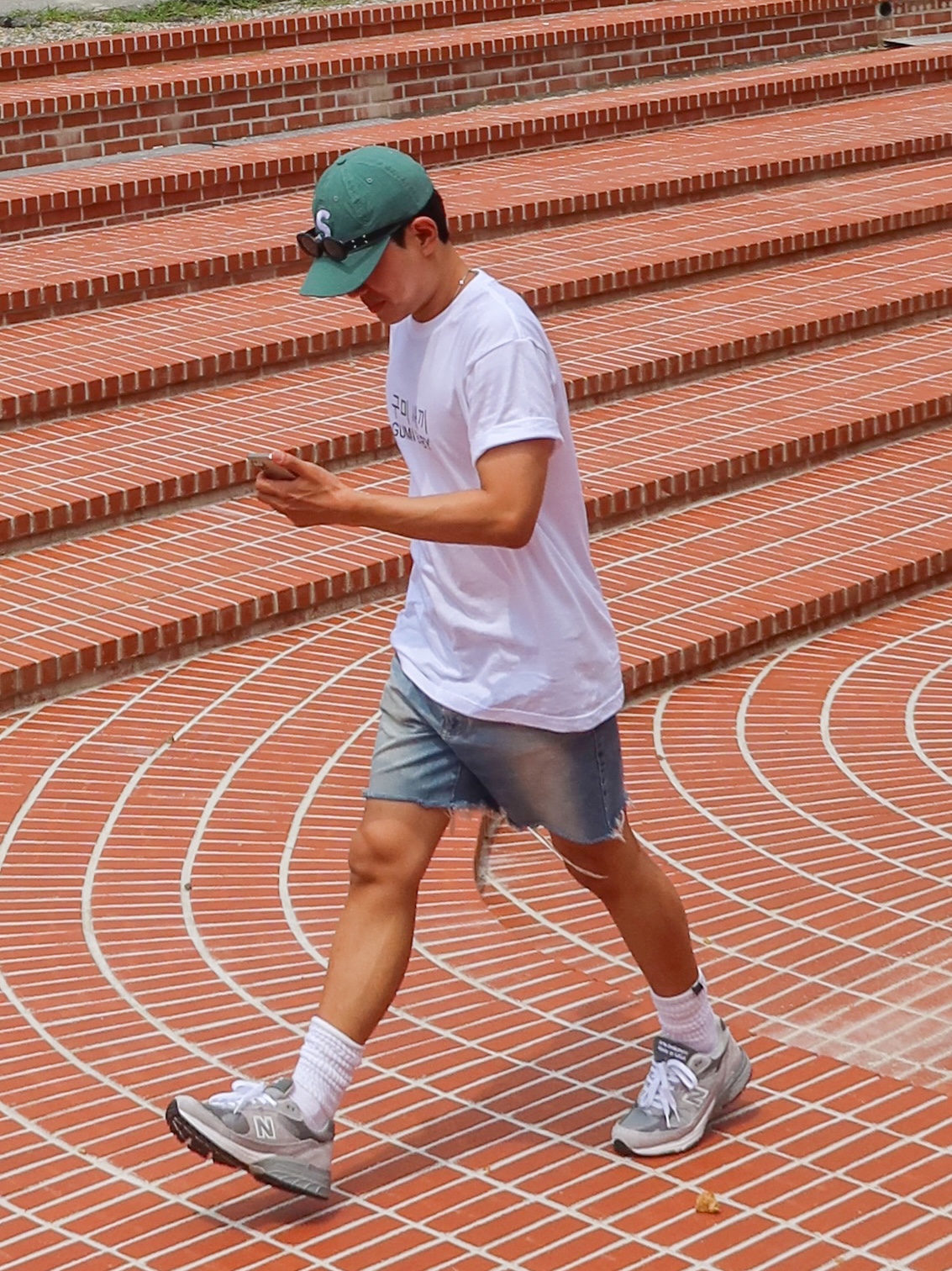 New Balance 993 Made in USA Grey - D Standard, Supreme Cordura Ripstop S Logo 6-Panel Green - 23SS 착용 스타일 - 3
