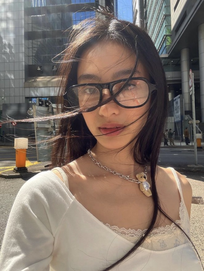 Yvmin Tilted Heart Zircon Furry Bear Chain Necklace Brown Pink - 24FW, Yvmin Furry Bear Pearl Necklace Brown - 24FW 착용 스타일 - 5