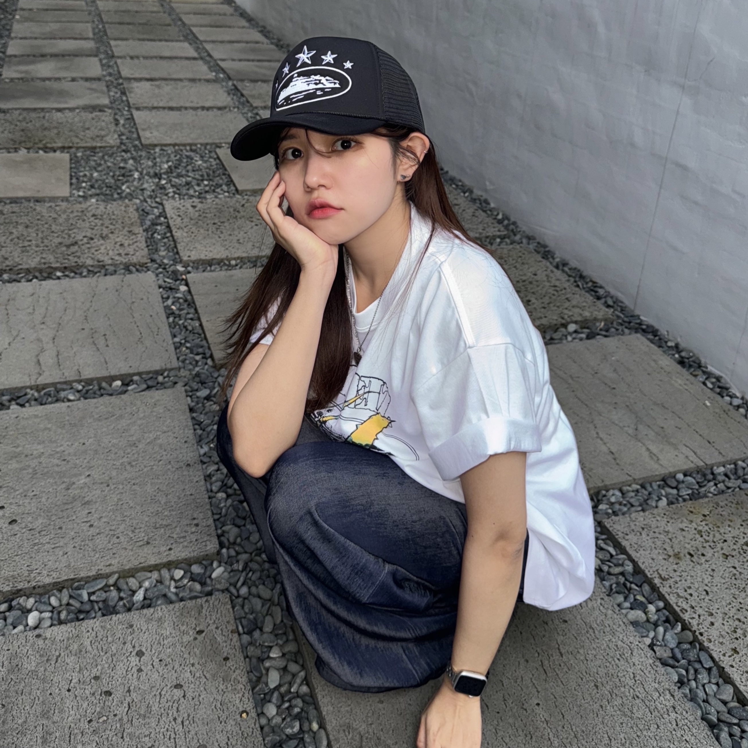 Corteiz 5 Starz Alcatraz Trucker Black, Corteiz Narnia Rip T-Shirt New Blank White 착용 스타일 - 1