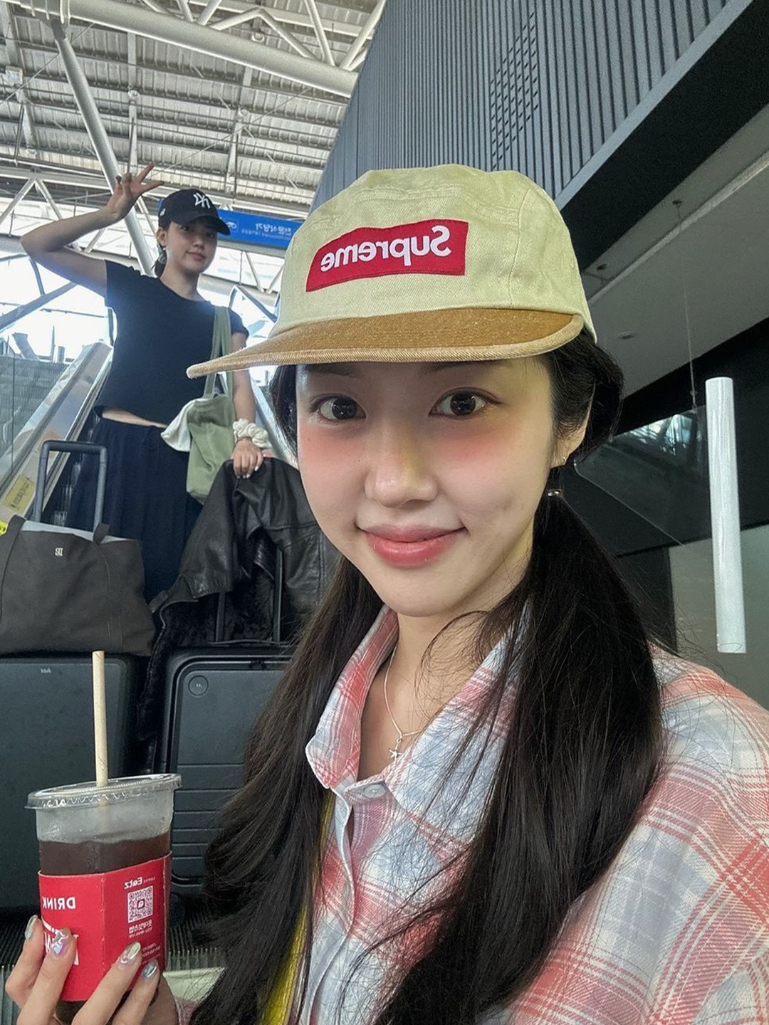 Supreme Harris Tweed Classic Logo 6-Panel Pink - 21FW, Supreme Washed Chino Twill Camp Cap Light Yellow - 24SS 착용 스타일 - 3