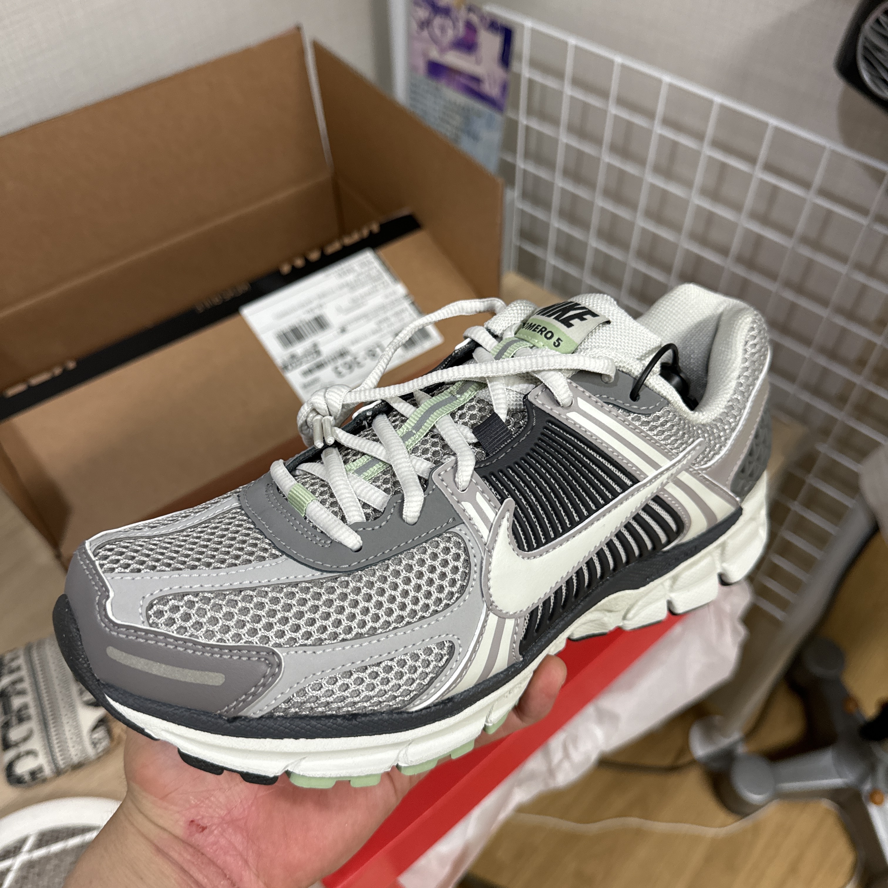 (W) Nike Zoom Vomero 5 Cobblestone and Flat Pewter 착용 스타일 - 1