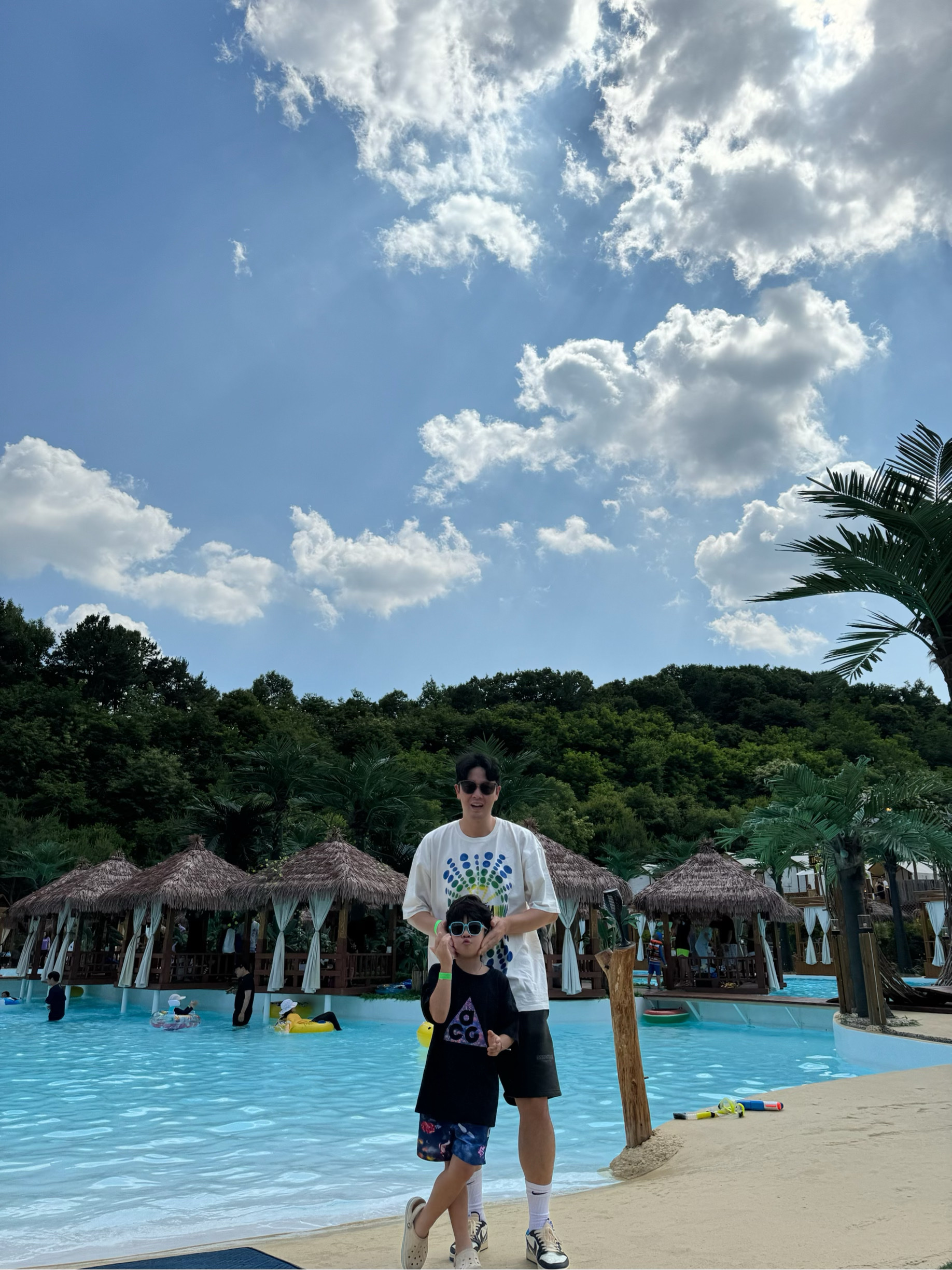 Stussy Atticus Pigment Dyed T-Shirt Natural, Jordan 1 x Travis Scott x Fragment Retro Low OG SP Military Blue 착용 스타일 - 2