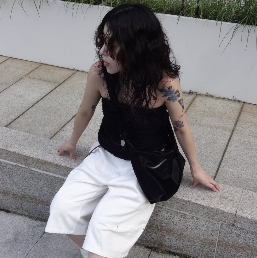 ACOC Glossy Halfmoon Cross Bag Black, ACOC Glossy Halfmoon Cross Bag Cream 착용 스타일