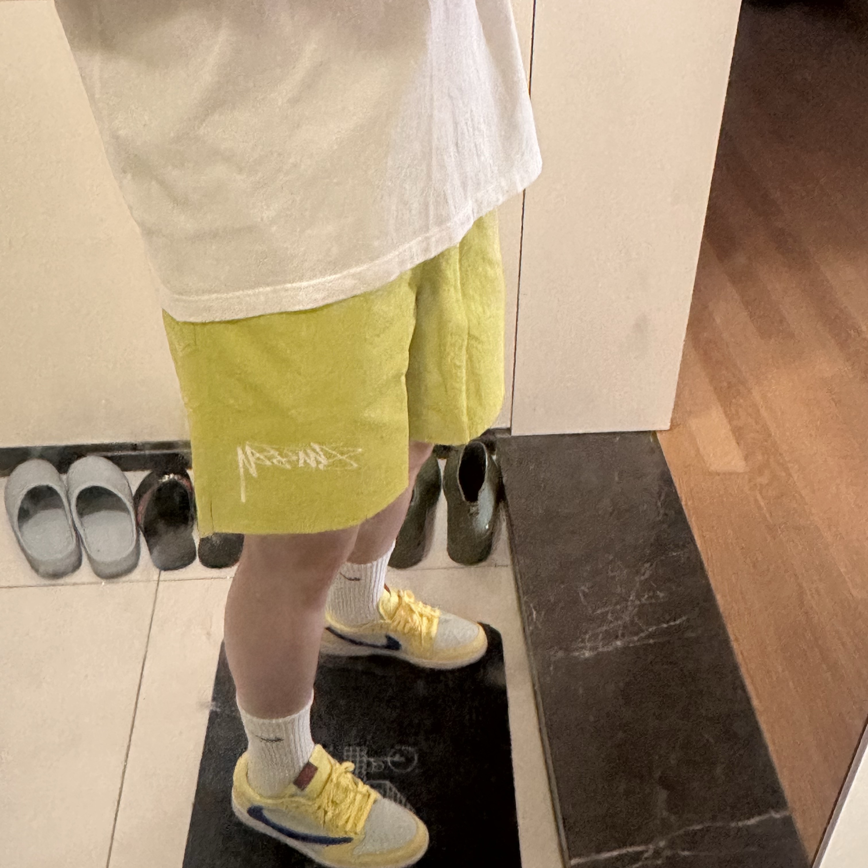Nike x Stussy Shorts High Voltage (FJ9167-344), (W) Jordan 1 x Travis Scott Retro Low OG SP Canary 착용 스타일
