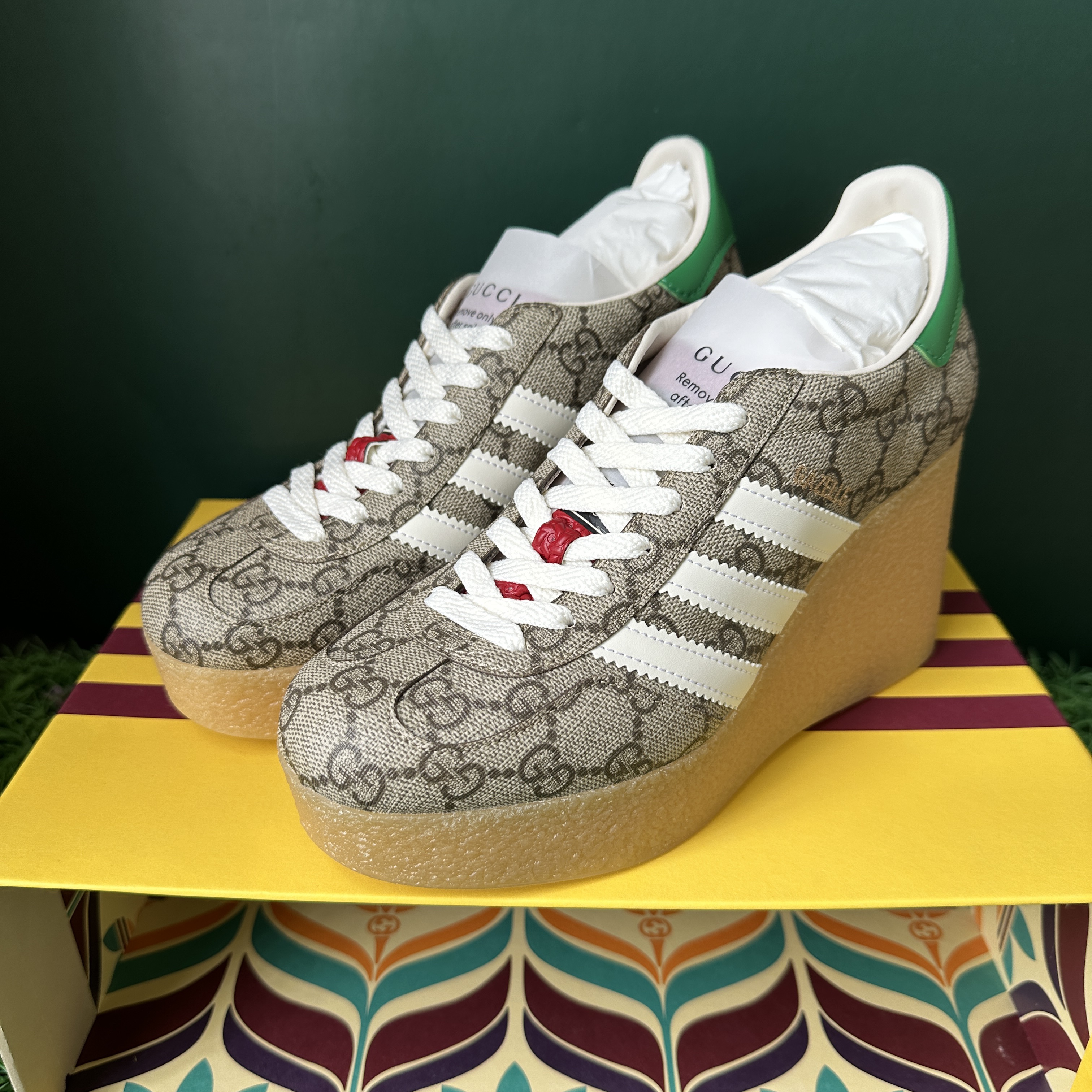 (W) Gucci x Adidas Wedge Gazelle Sneaker Beige Ebony GG Supreme Canvas 착용 스타일