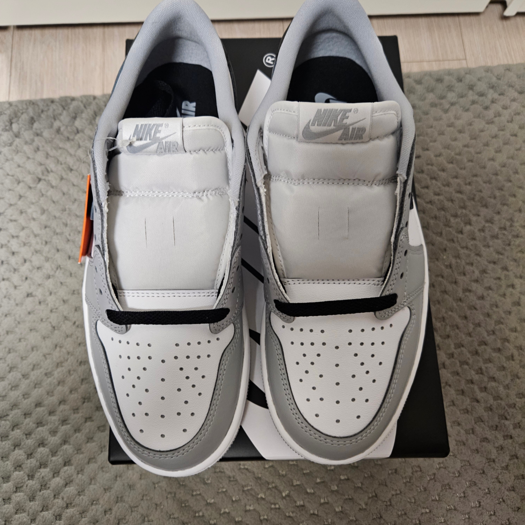 Jordan 1 Retro Low OG Wolf Grey and White 착용 스타일 - 1
