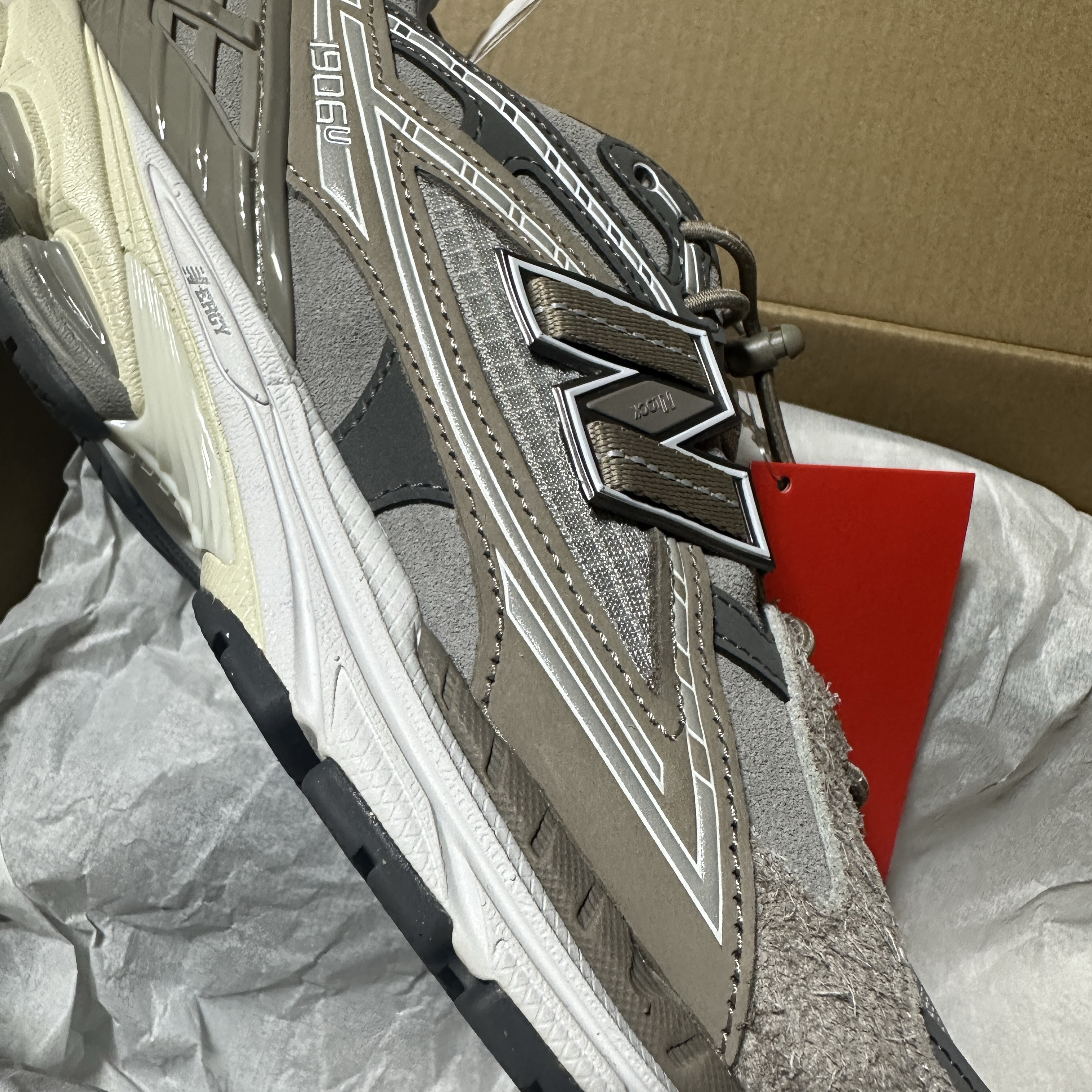 New Balance x Invincible x N.Hoolywood 1906U Grey 착용 스타일 - 3