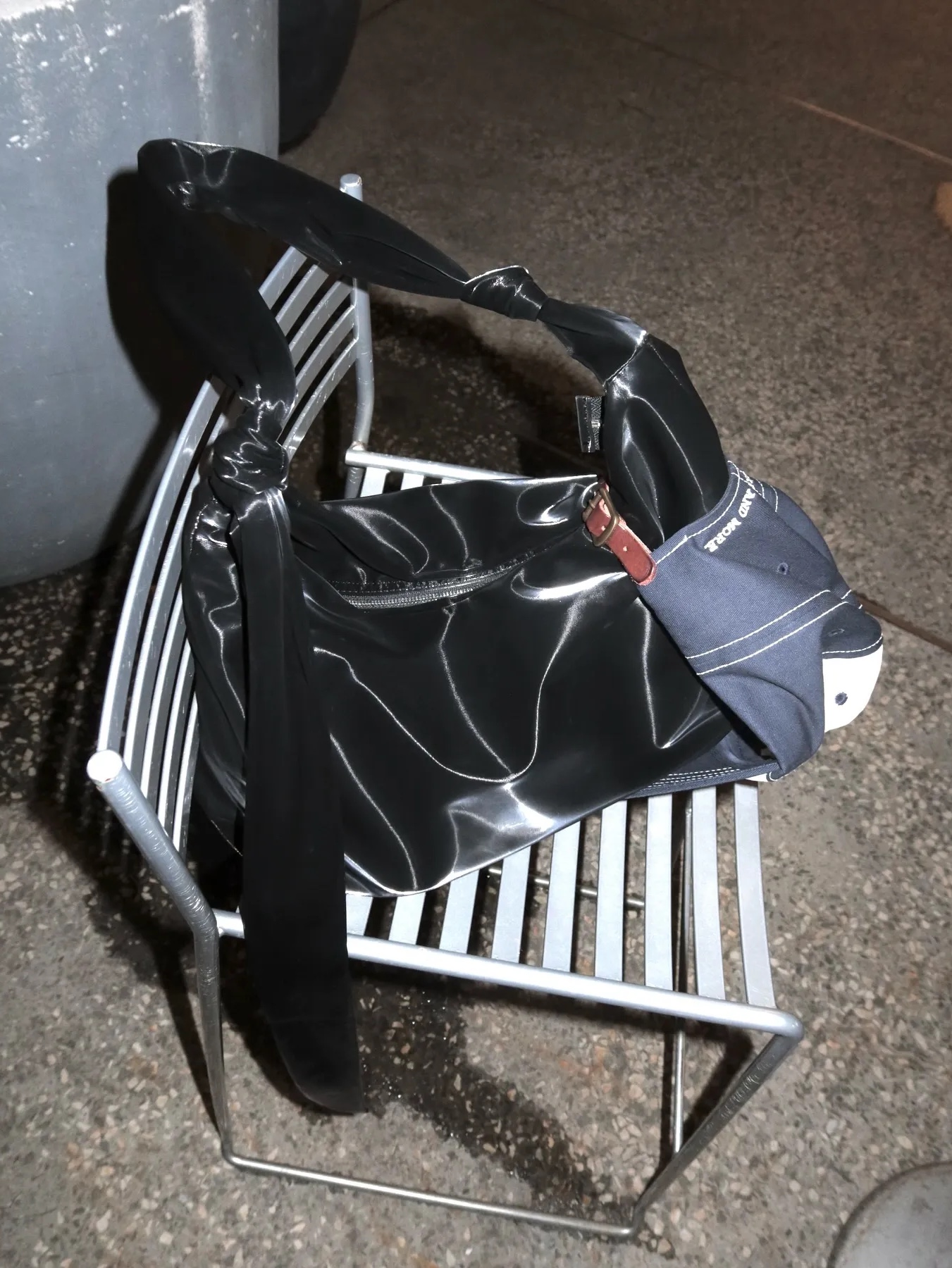 ACOC Glossy Halfmoon Cross Bag Black 착용 스타일 - 5