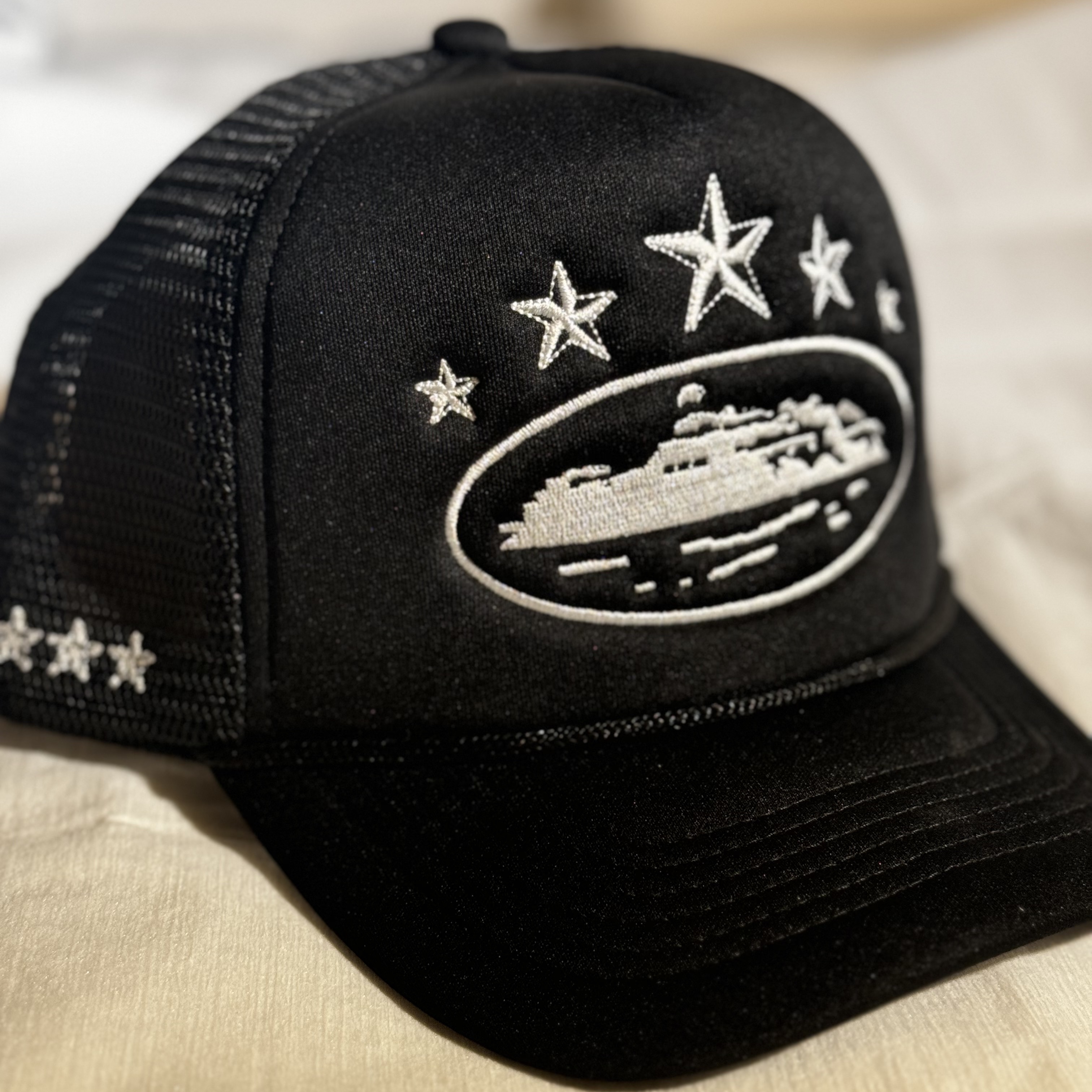 Corteiz 5 Starz Alcatraz Trucker Black, Corteiz Narnia Rip T-Shirt New Blank White 착용 스타일 - 2