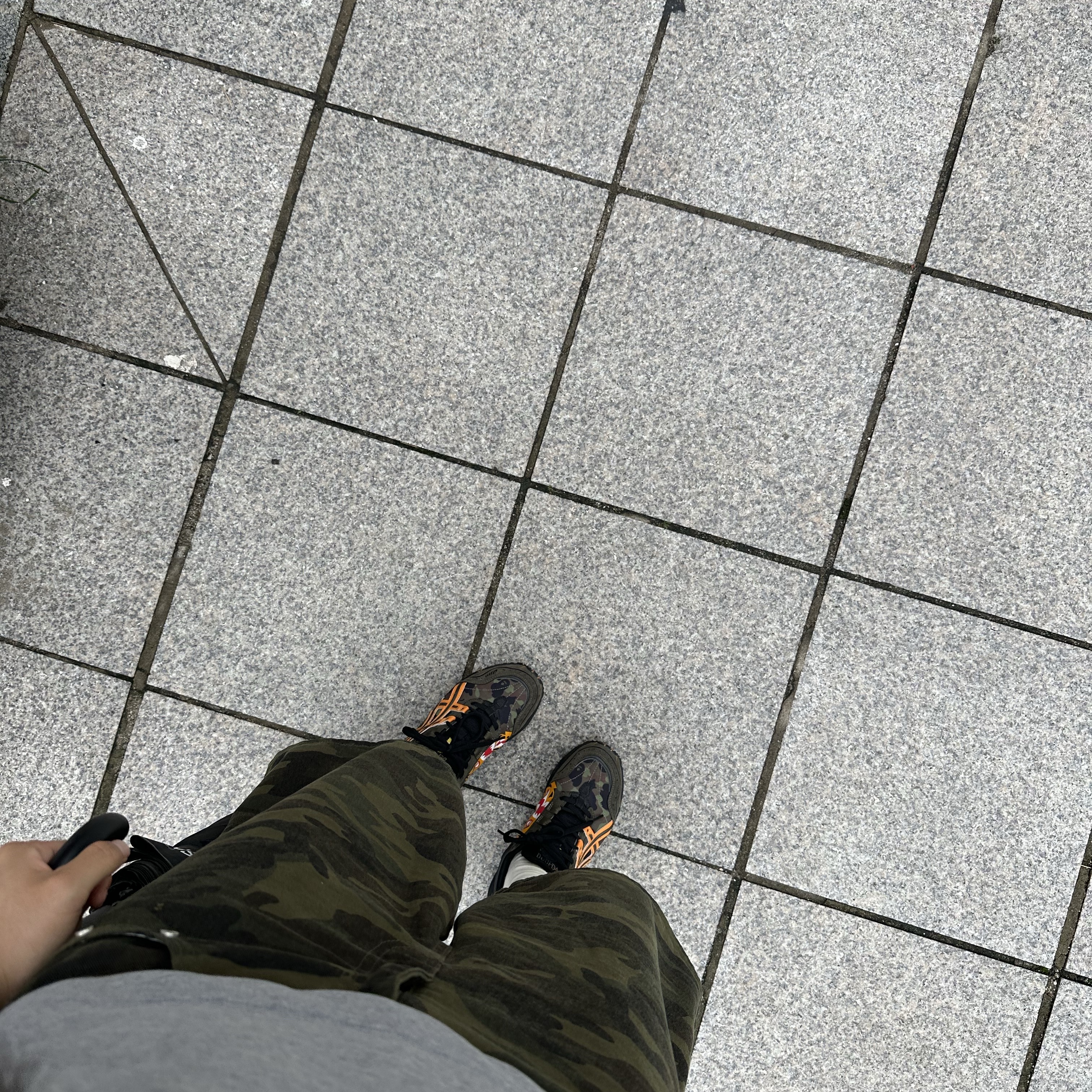 Asics x BAPE Gel-1090 Tiger Camo, Gentle Monster x Mugler Spiral 02 V2 Blue Gray 착용 스타일 - 1