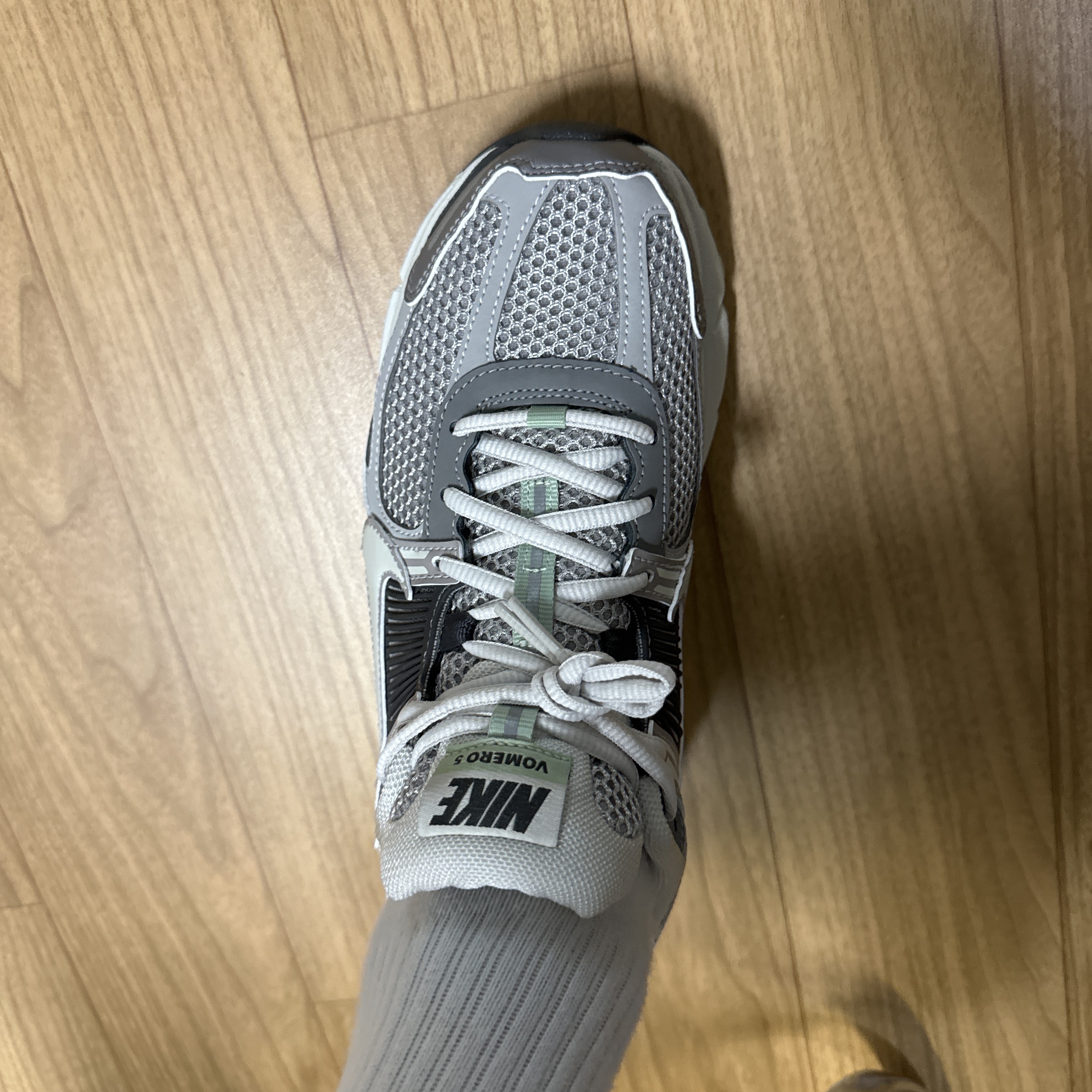 (W) Nike Zoom Vomero 5 Cobblestone and Flat Pewter 착용 스타일 - 2