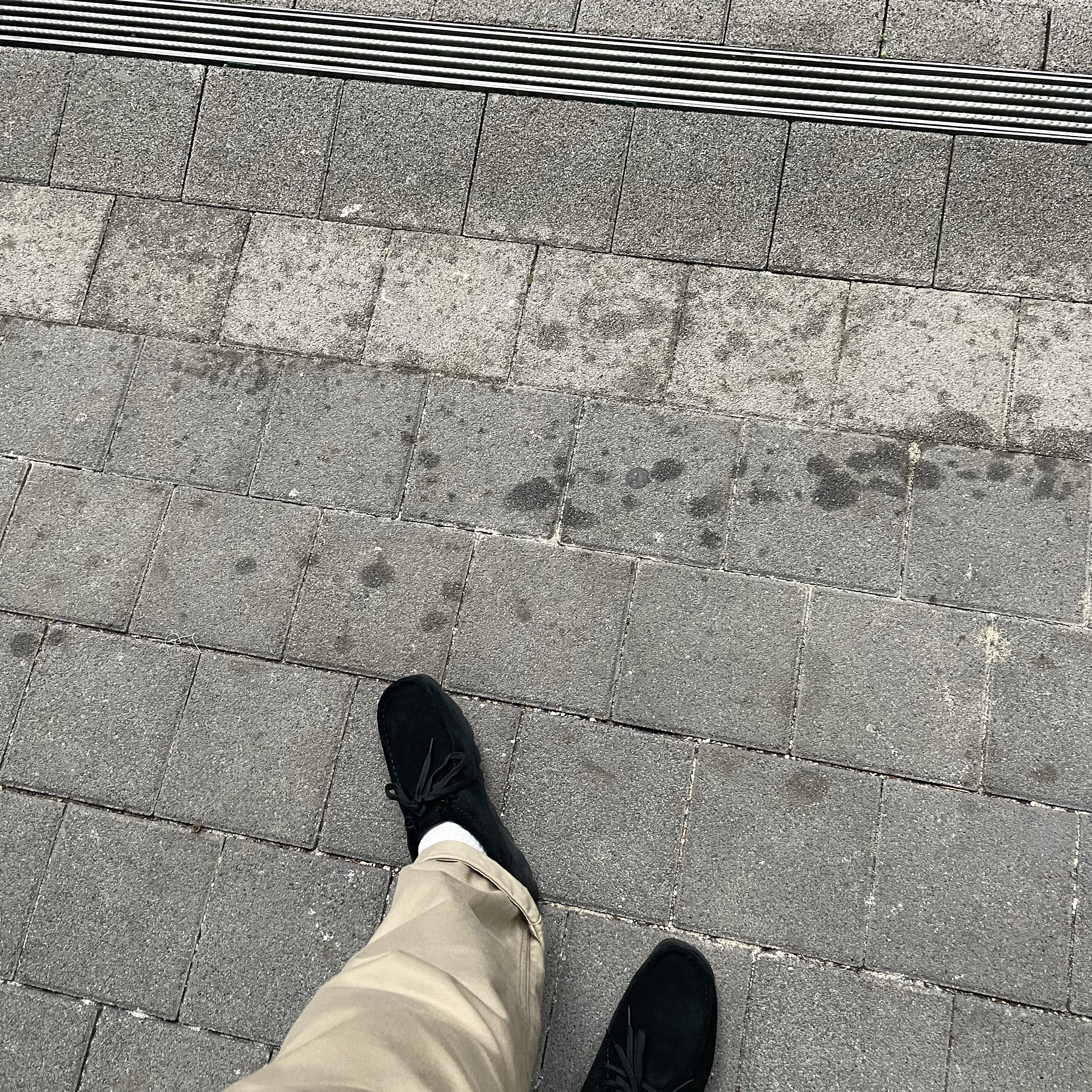 Clarks Wallabee Gore-Tex Black Suede 착용 스타일