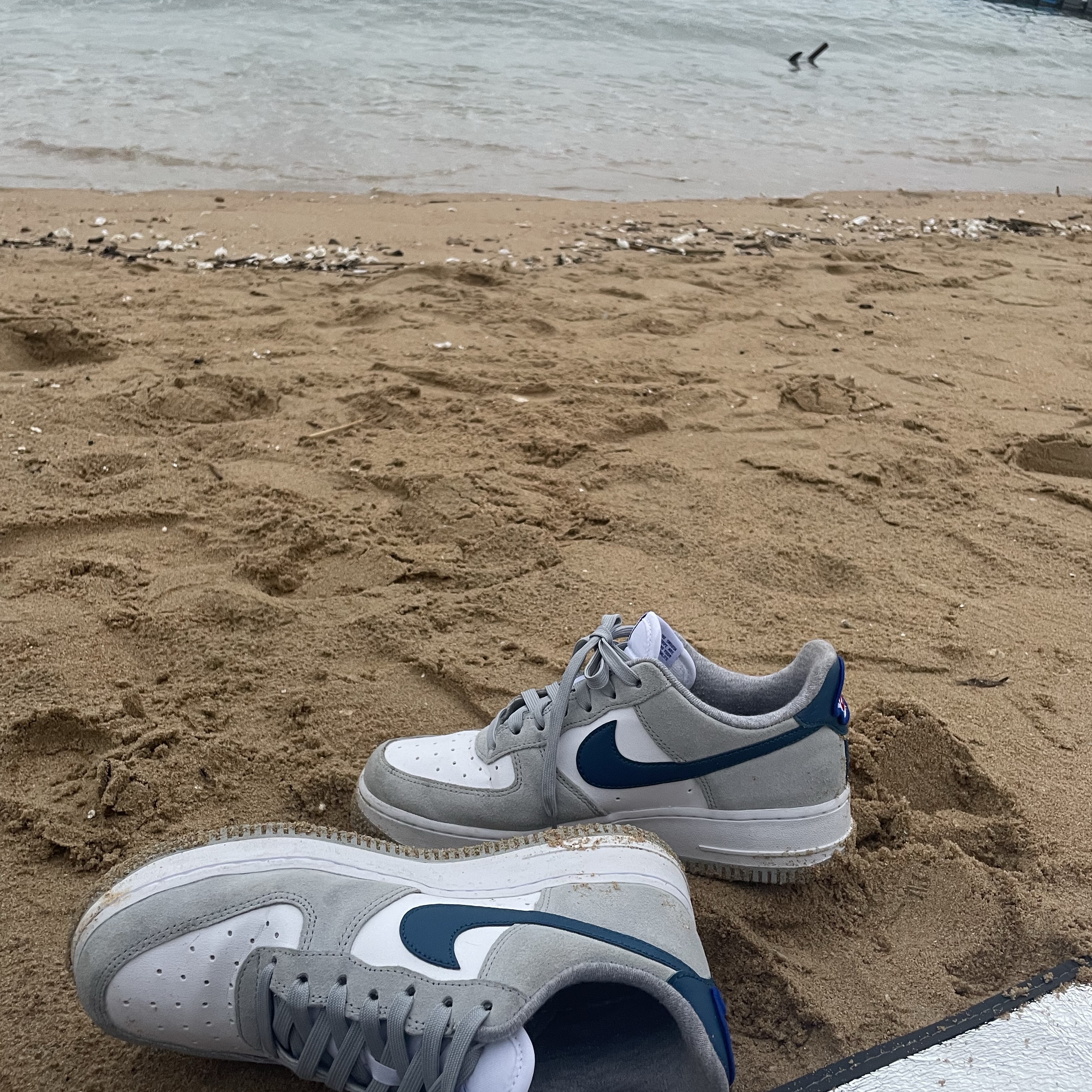 Nike Air Force 1 '07 LV8 Athletic Club Light Smoke Grey Marina 착용 스타일