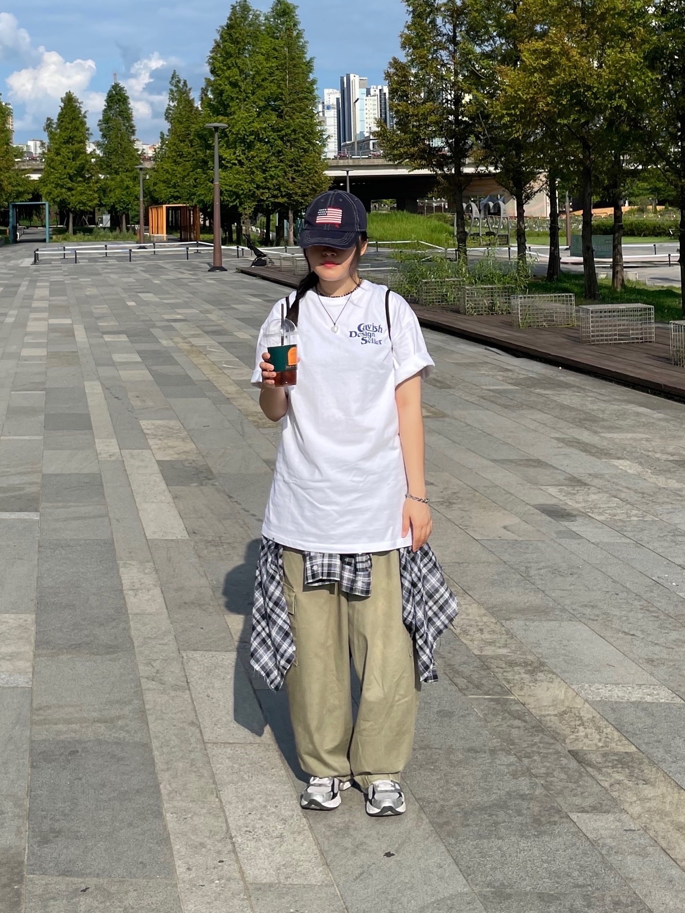 NewJeans Supernatural NJ x Murakami Drawstring Bag Ver., Asics Gel-1130 White Black 착용 스타일 - 2