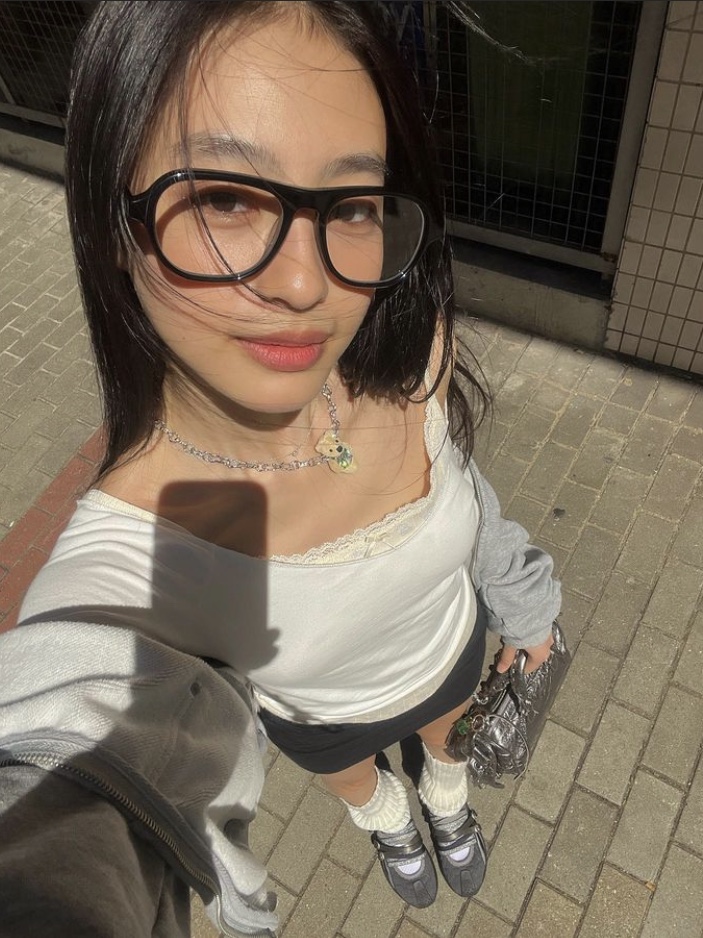 Yvmin Tilted Heart Zircon Furry Bear Chain Necklace Brown Pink - 24FW, Yvmin Furry Bear Pearl Necklace Brown - 24FW 착용 스타일 - 1