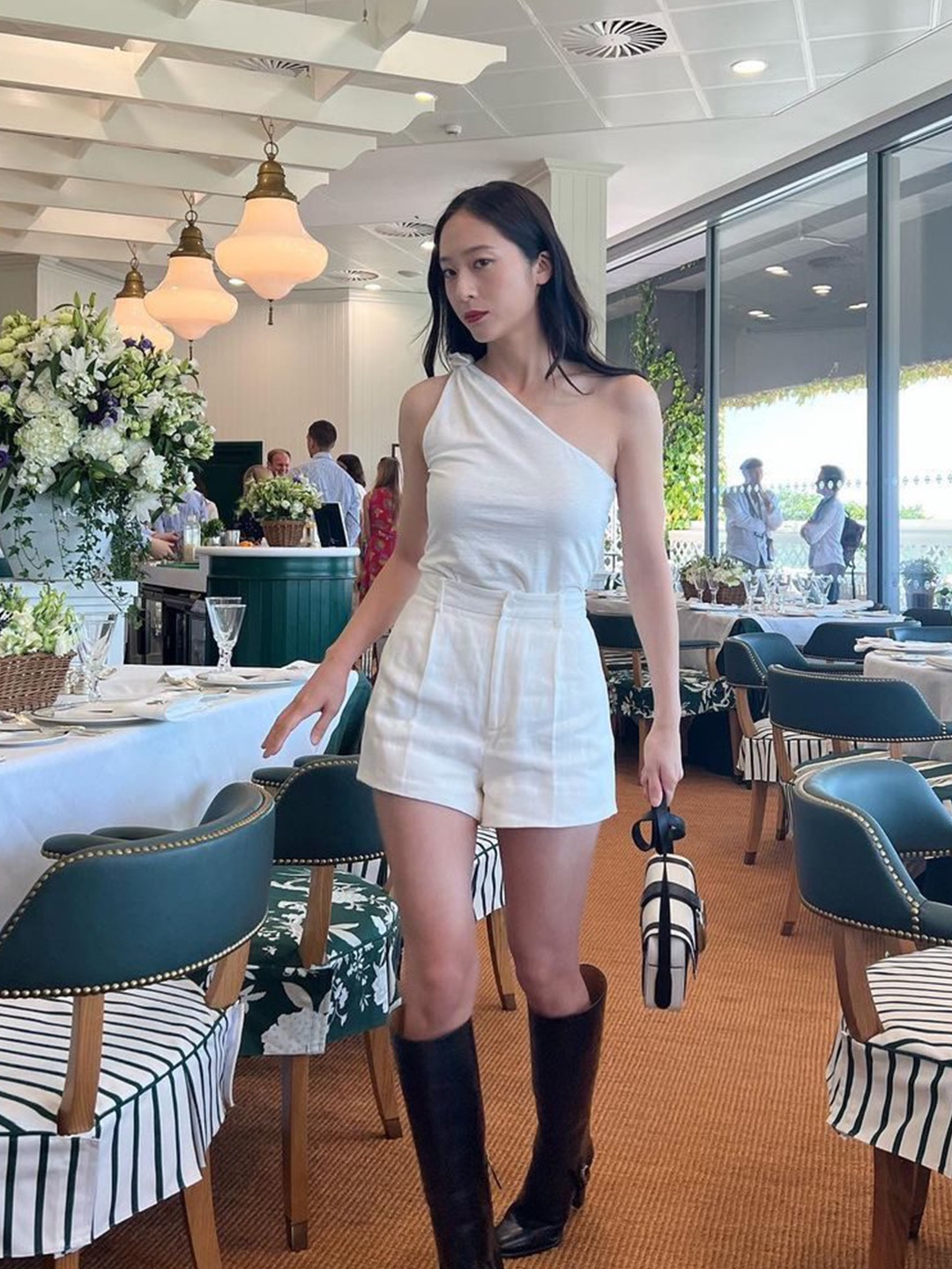 (W) Matin Kim Track Short Pants White, (W) Deinet Summer Denim Shorts in White 착용 스타일 - 5