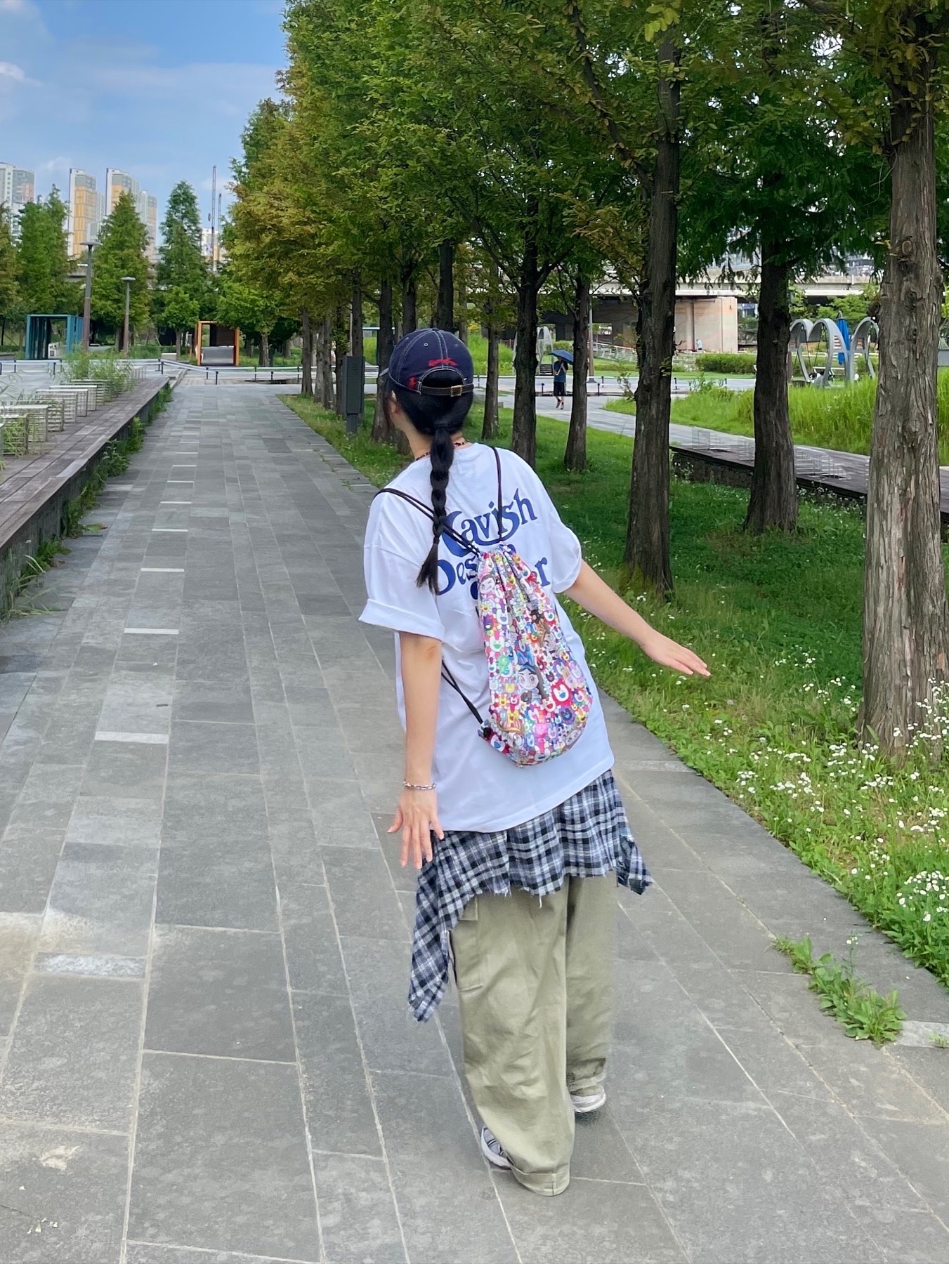 NewJeans Supernatural NJ x Murakami Drawstring Bag Ver., Asics Gel-1130 White Black 착용 스타일 - 1