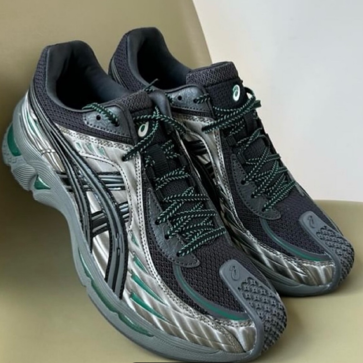 (W) Asics x Kiko Kostadinov Gel-Flammae Grey Black 착용 스타일 - 4