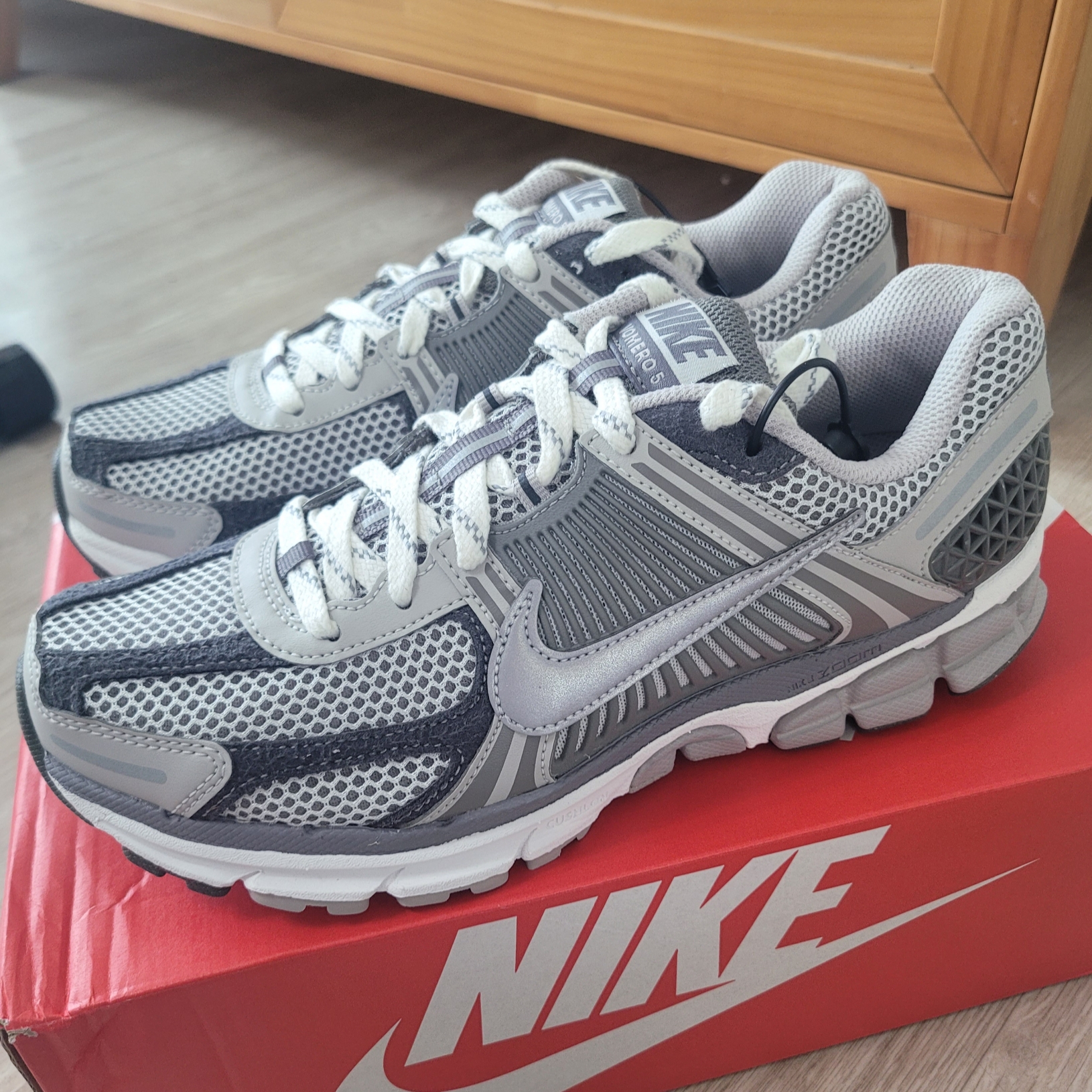 Nike Zoom Vomero 5 PRM Light Iron Ore and Flat Fewter 착용 스타일 - 1