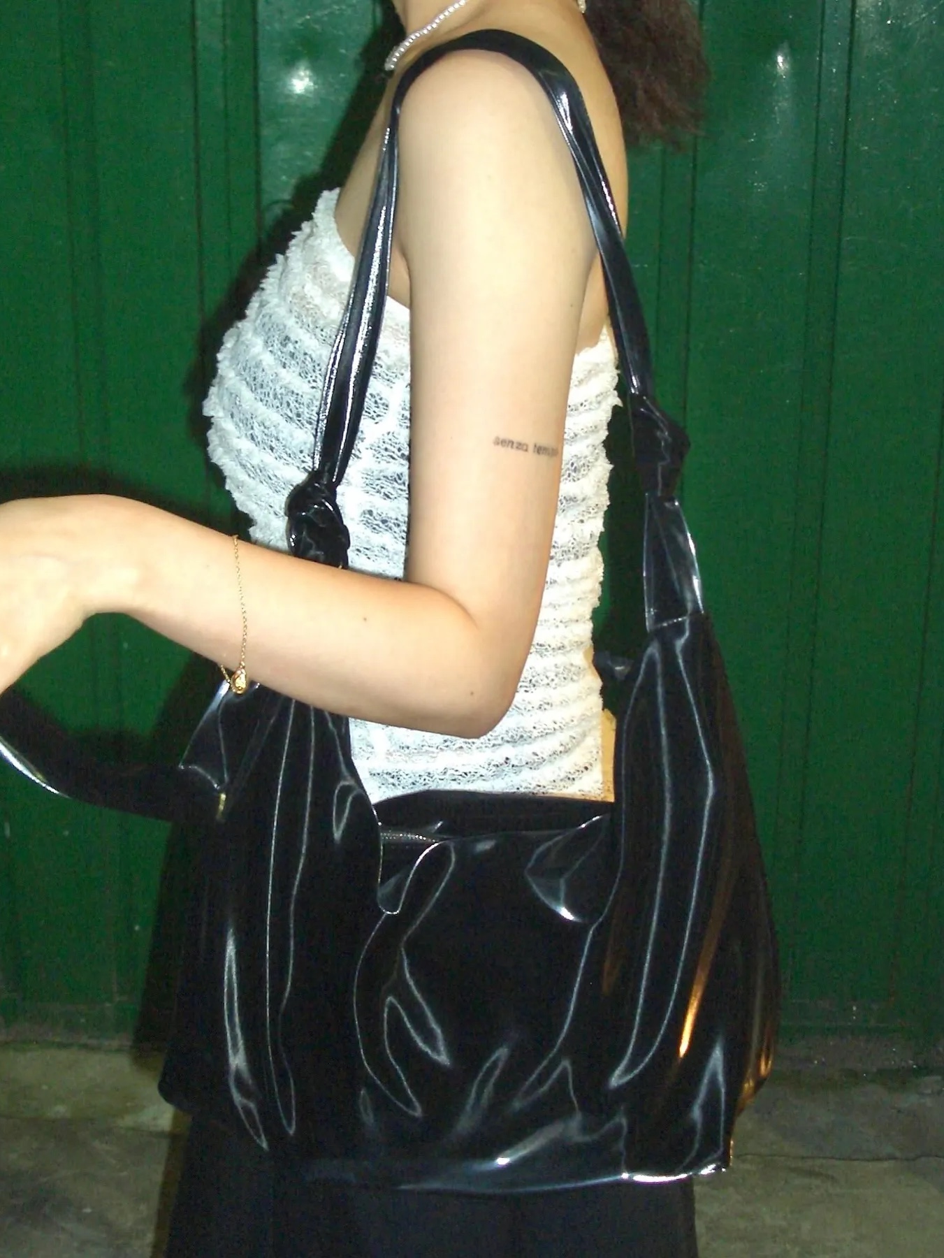 ACOC Glossy Halfmoon Cross Bag Black 착용 스타일 - 4