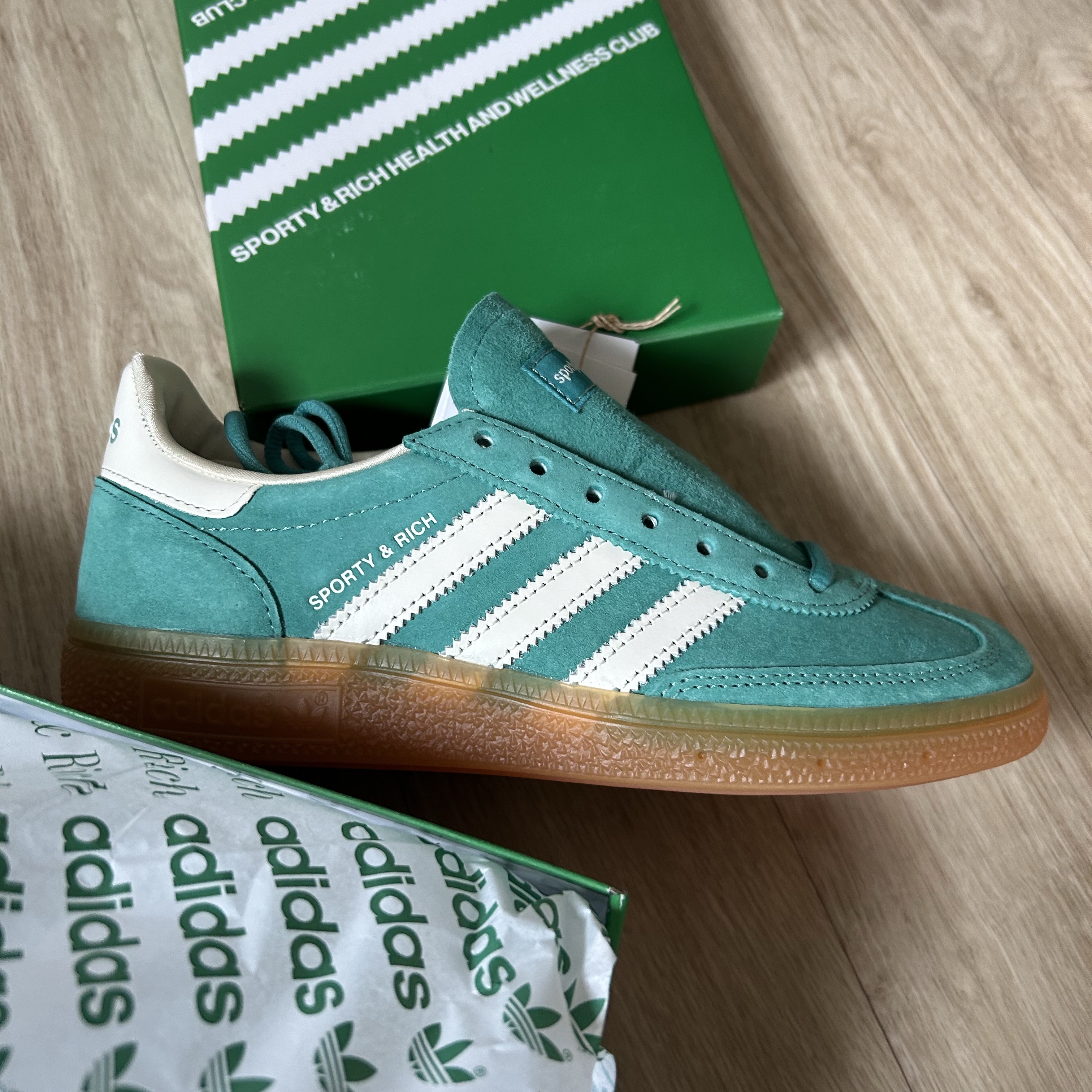 Adidas x Sporty & Rich Spezial Handball Pantone Core White 착용 스타일