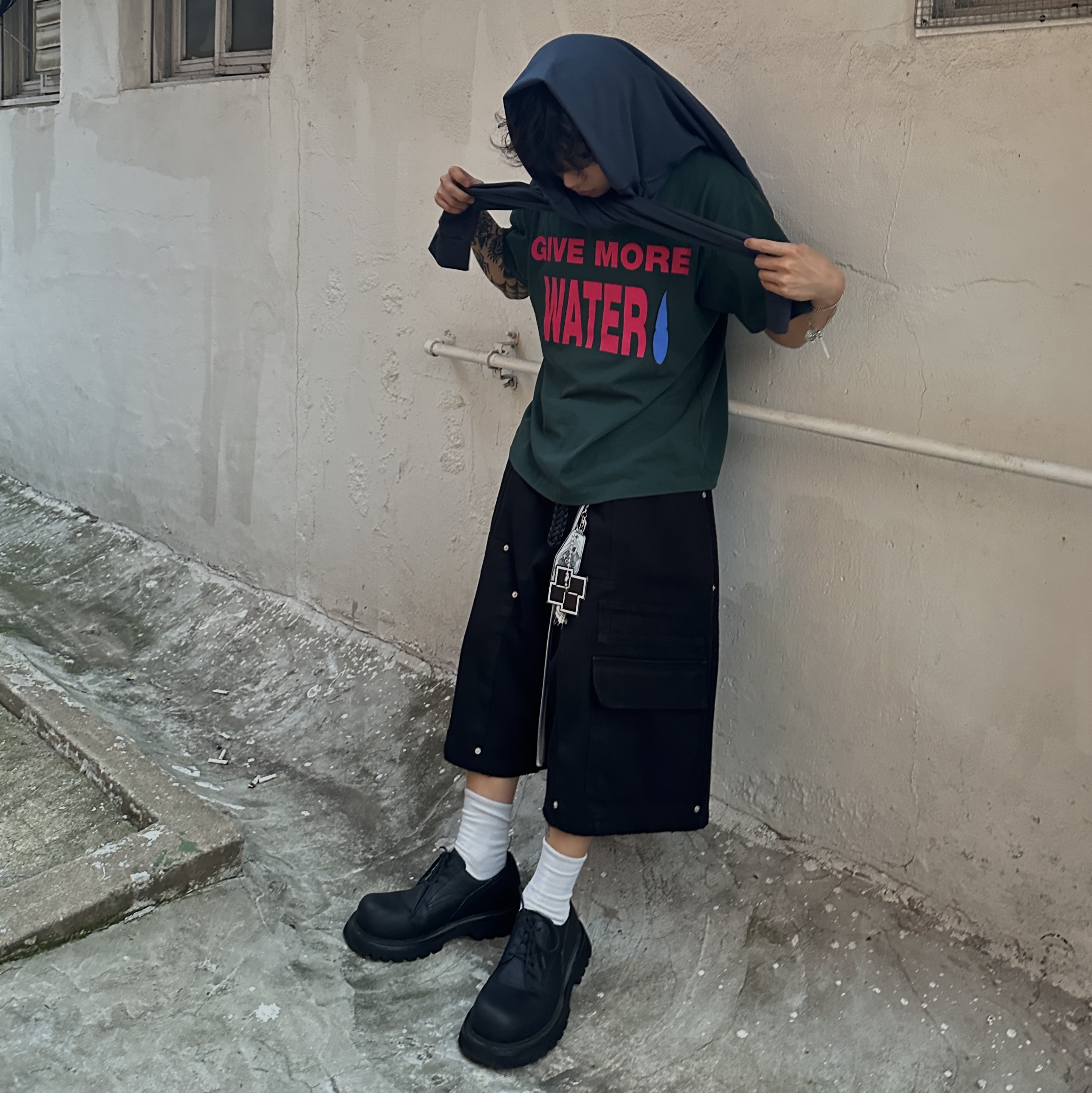 Nos Couleurs x Koin Rivet Carpenter Shorts Black 착용 스타일 - 1