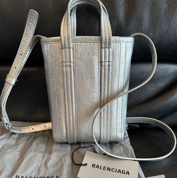 Balenciaga Barbes Phone Holder Silver 착용 스타일