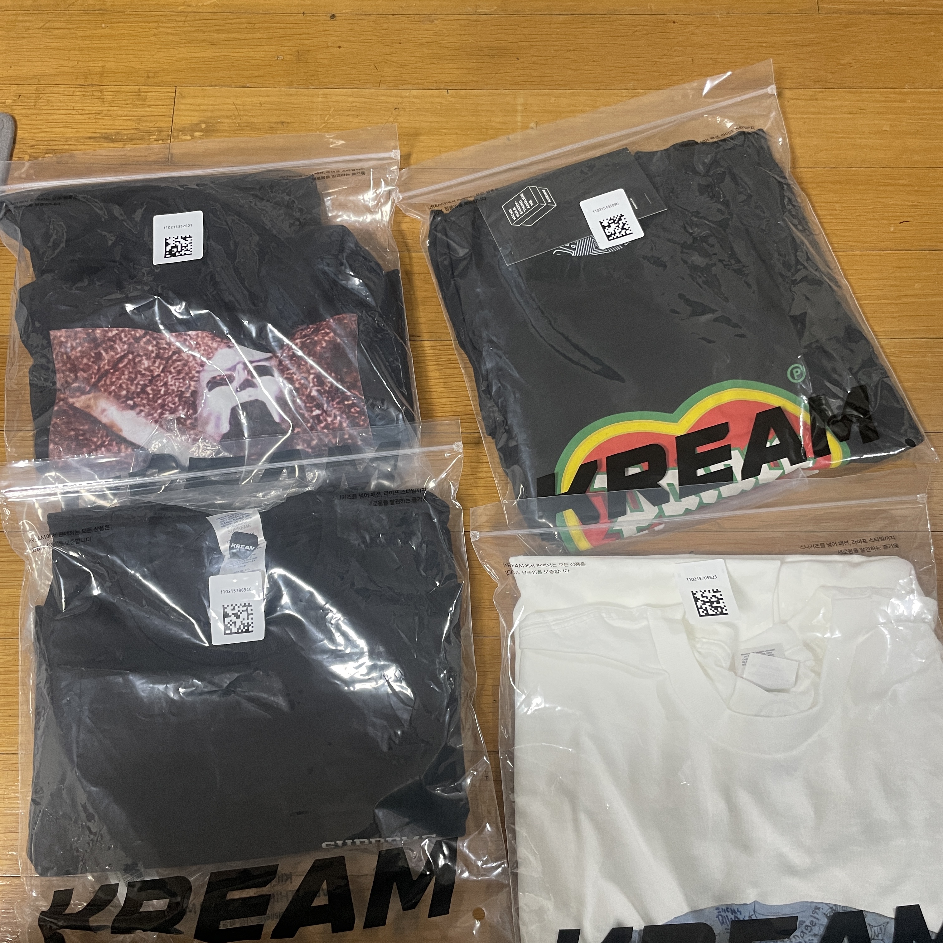 Supreme First T-Shirt White - 24SS, Palace Quality T-Shirt Black - 24SS 착용 스타일
