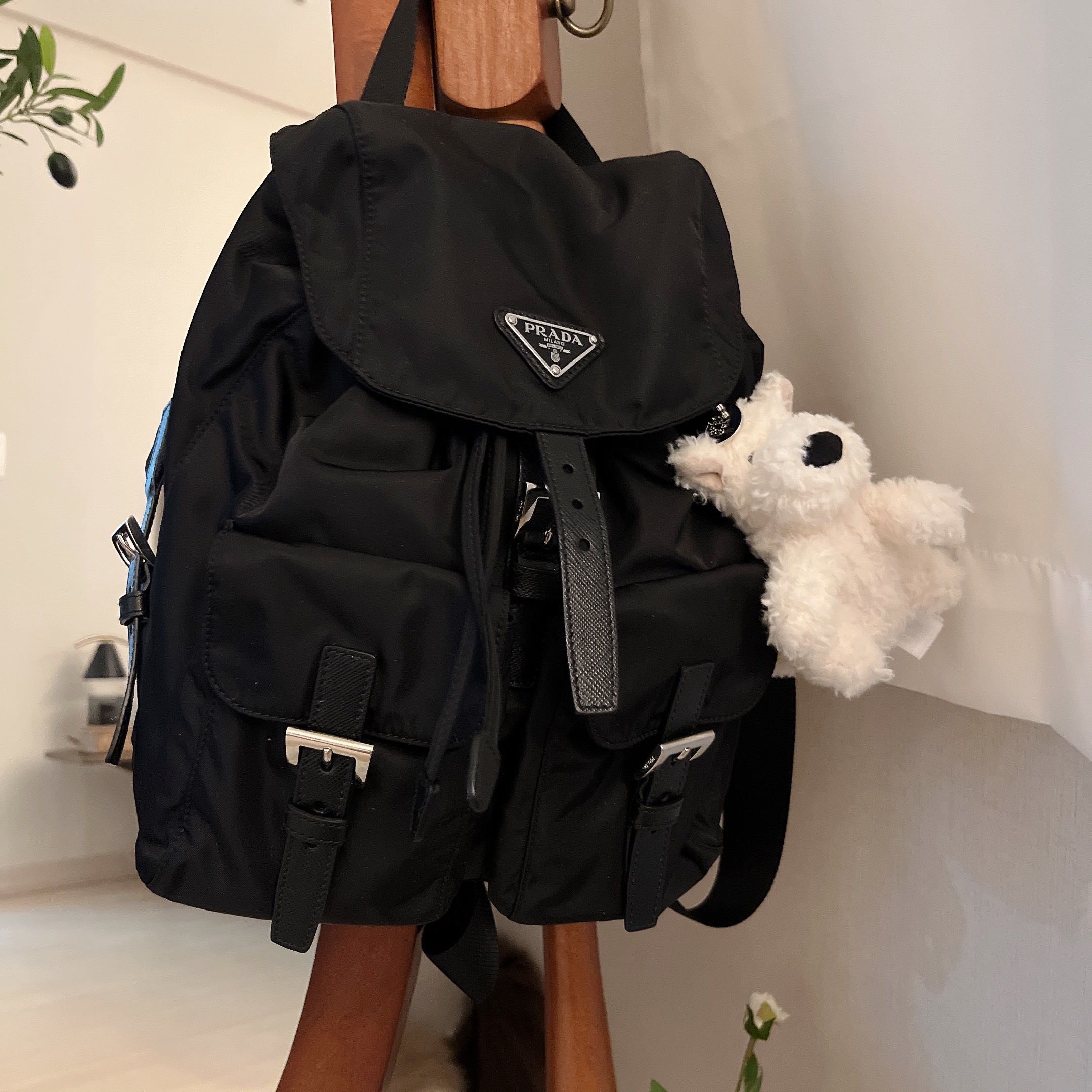 Prada Re-Nylon Small Backpack Black 착용 스타일 - 2