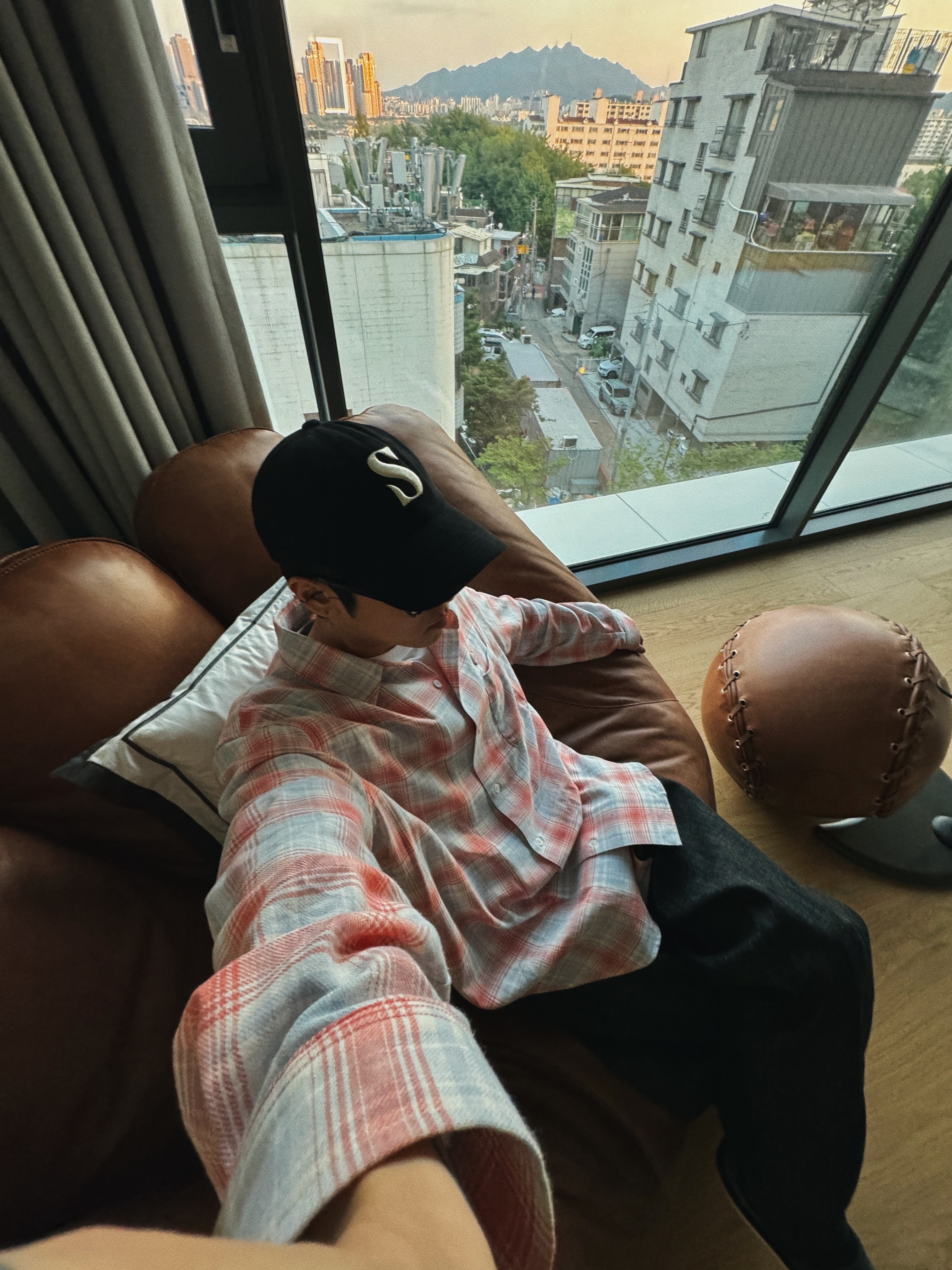 STU Logo Button Check Shirt Red, Satur Vintage Casual Lettering Ball Cap Vintage Gray 착용 스타일 - 2