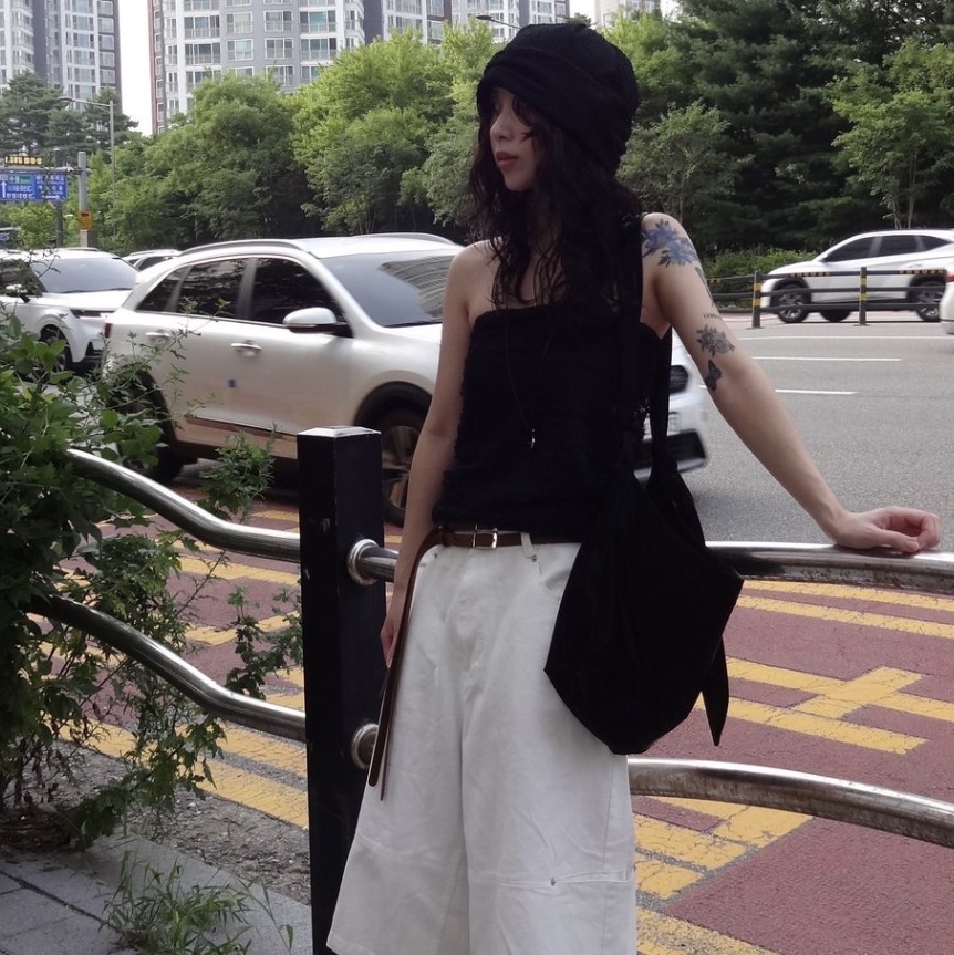 ACOC Glossy Halfmoon Cross Bag Black, ACOC Glossy Halfmoon Cross Bag Cream 착용 스타일