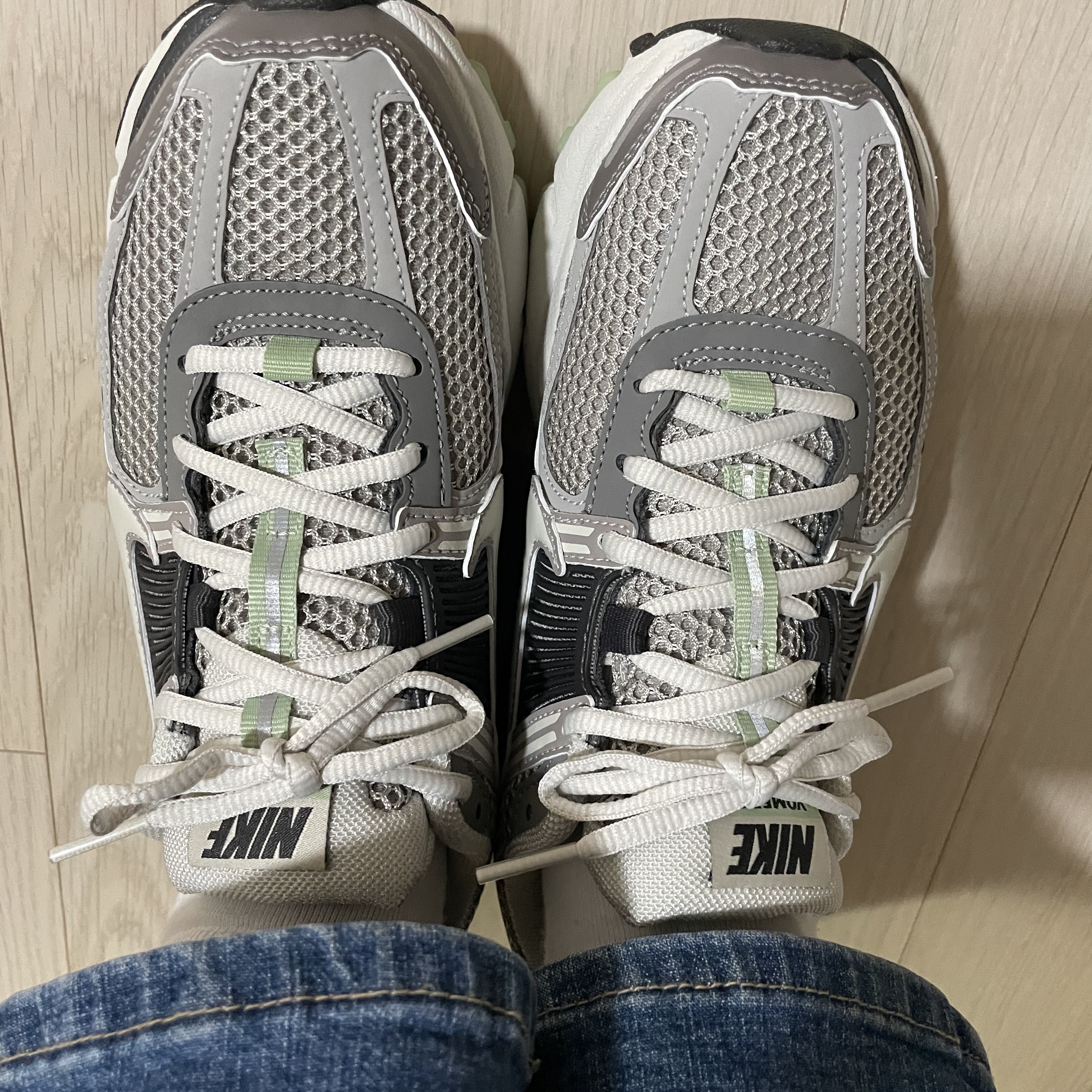 (W) Nike Zoom Vomero 5 Cobblestone and Flat Pewter 착용 스타일