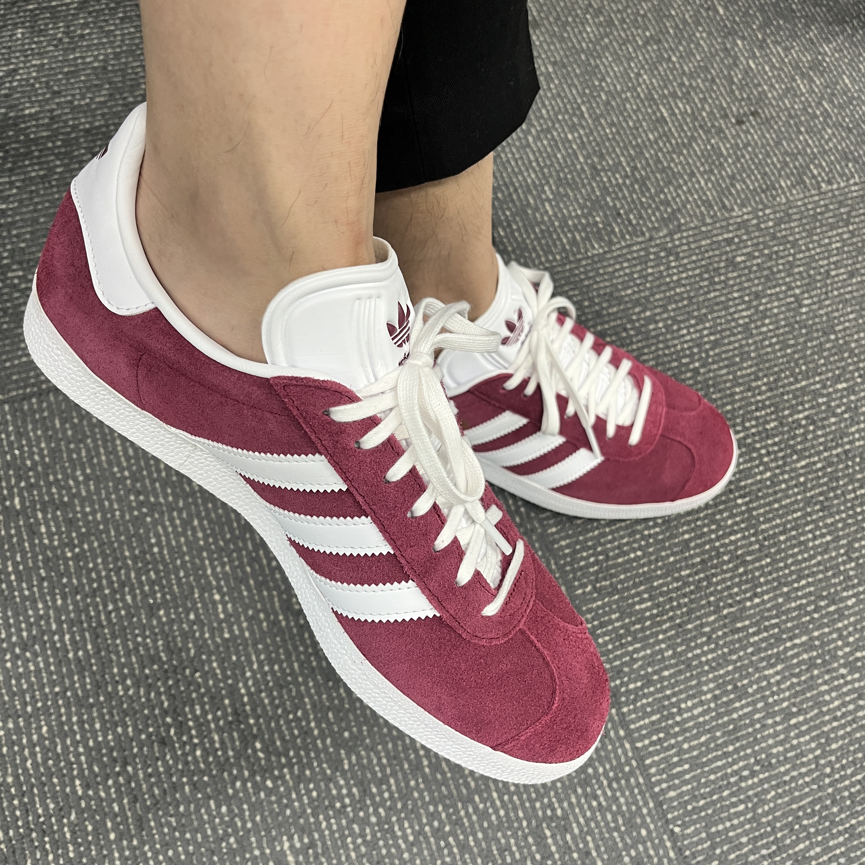 Adidas Gazelle Collegiate Burgundy 착용 스타일