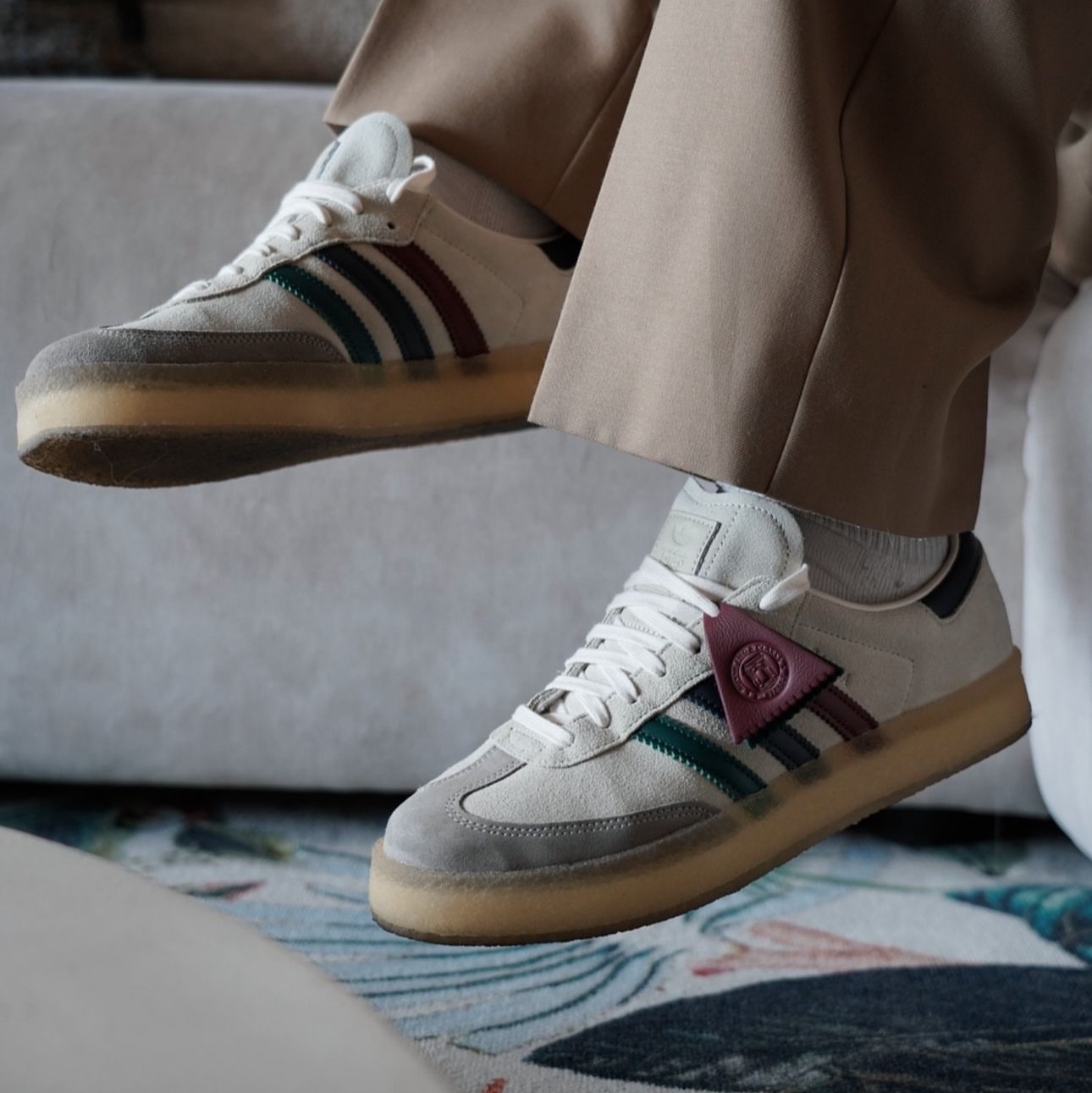 Adidas x Clarks x Ronnie Fieg 8th Street Samba Chalk White Collegiate Green 착용 스타일 - 1