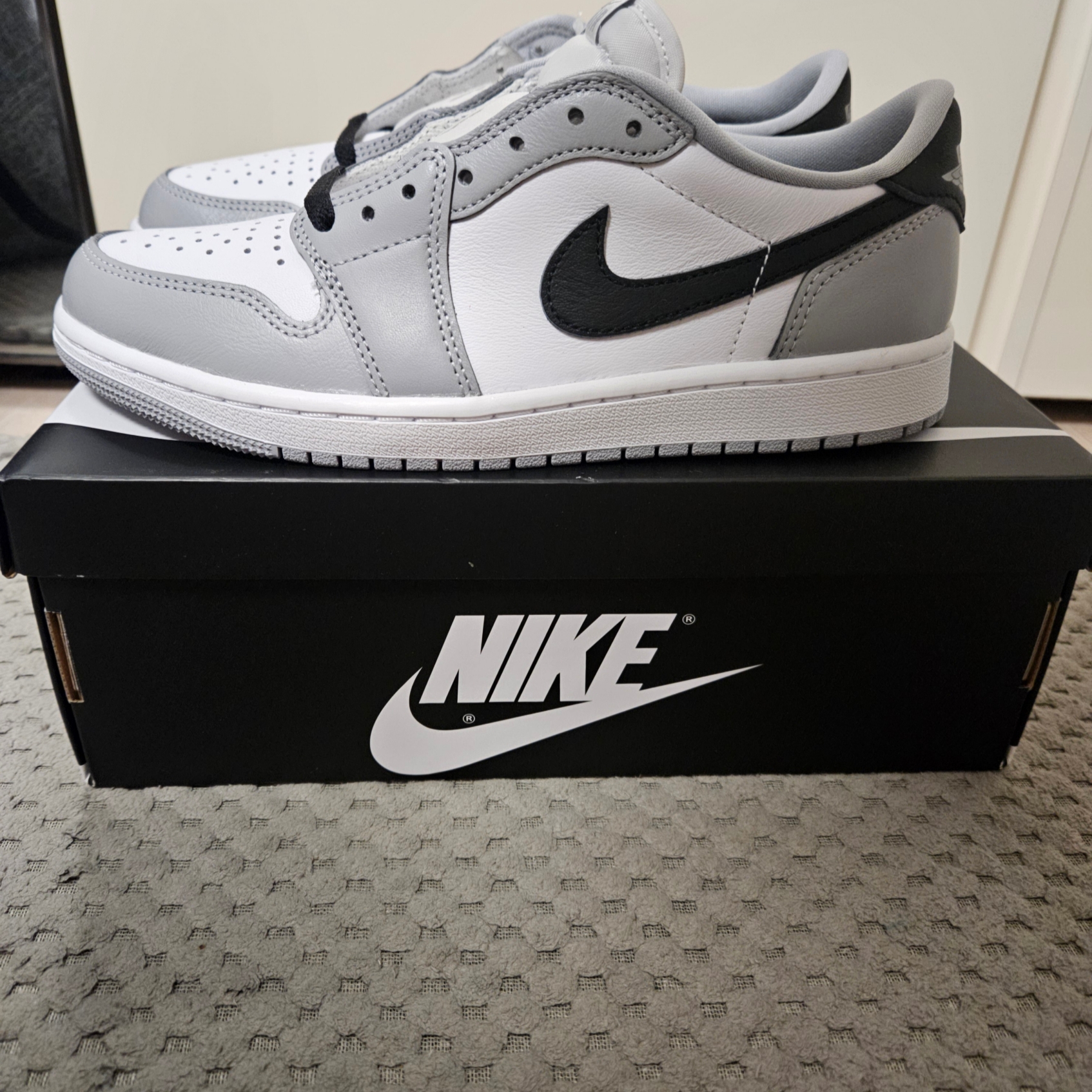 Jordan 1 Retro Low OG Wolf Grey and White 착용 스타일 - 2