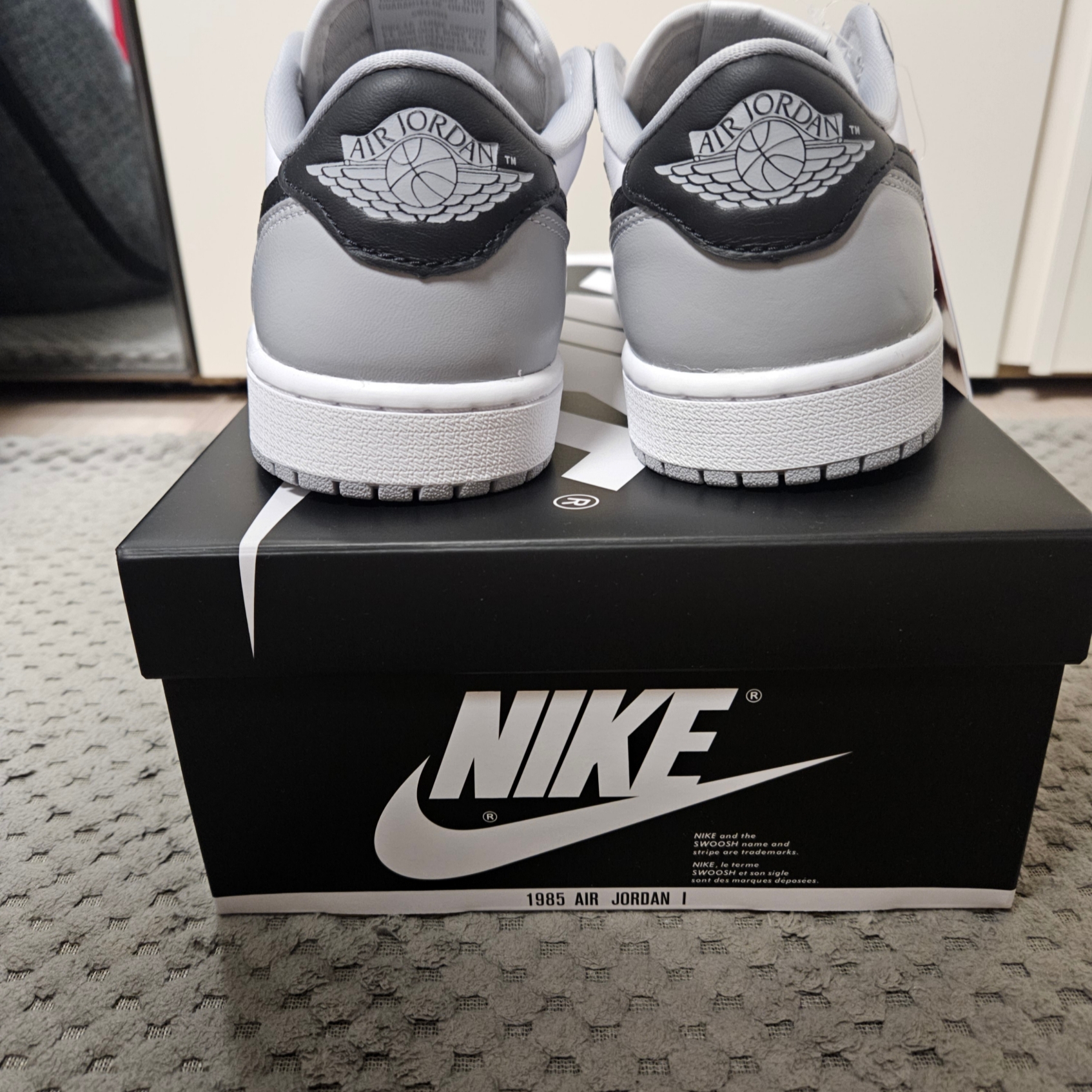 Jordan 1 Retro Low OG Wolf Grey and White 착용 스타일 - 3