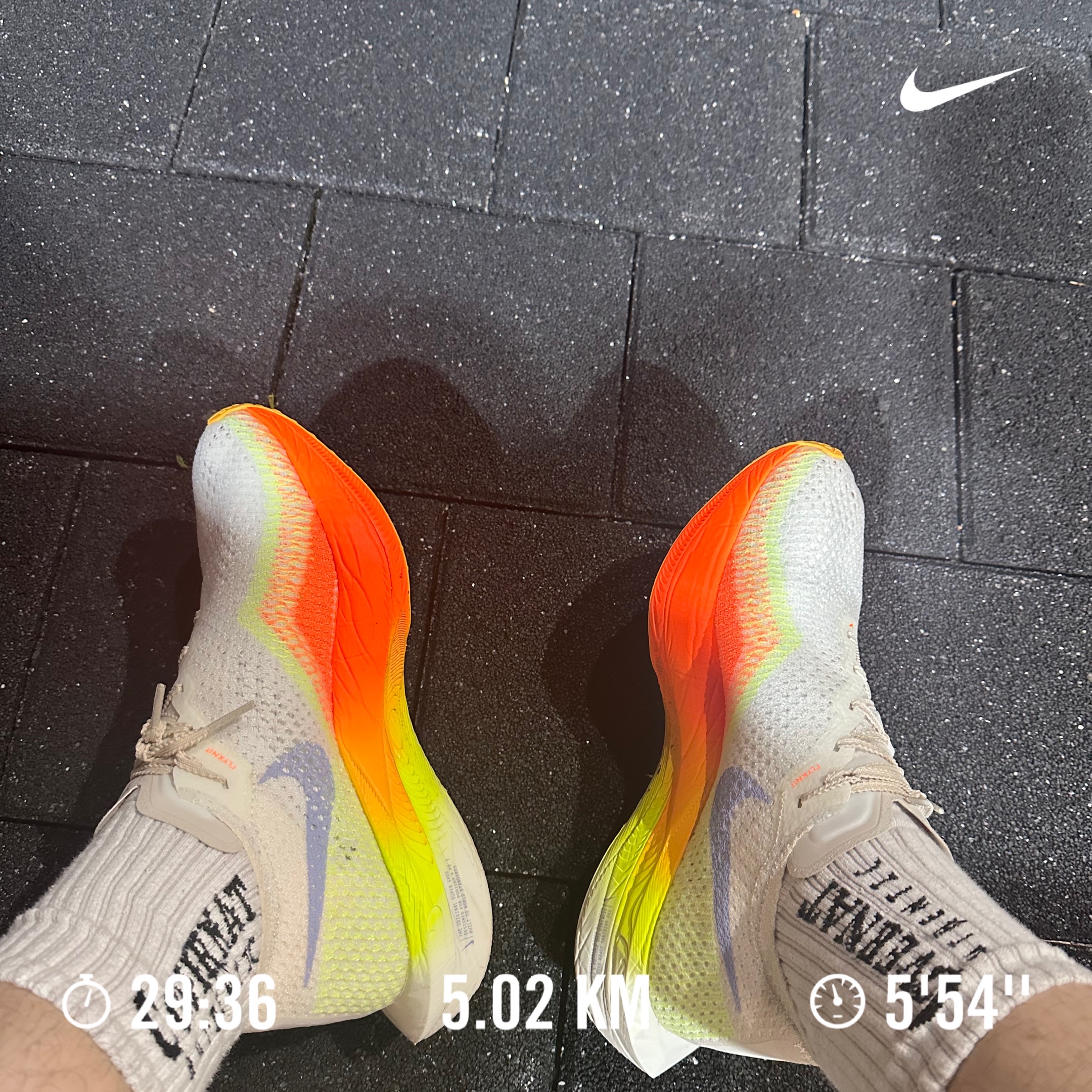 Nike ZoomX Vaporfly Next% 3 Sail Cobalt Bliss Total Orange 착용 스타일