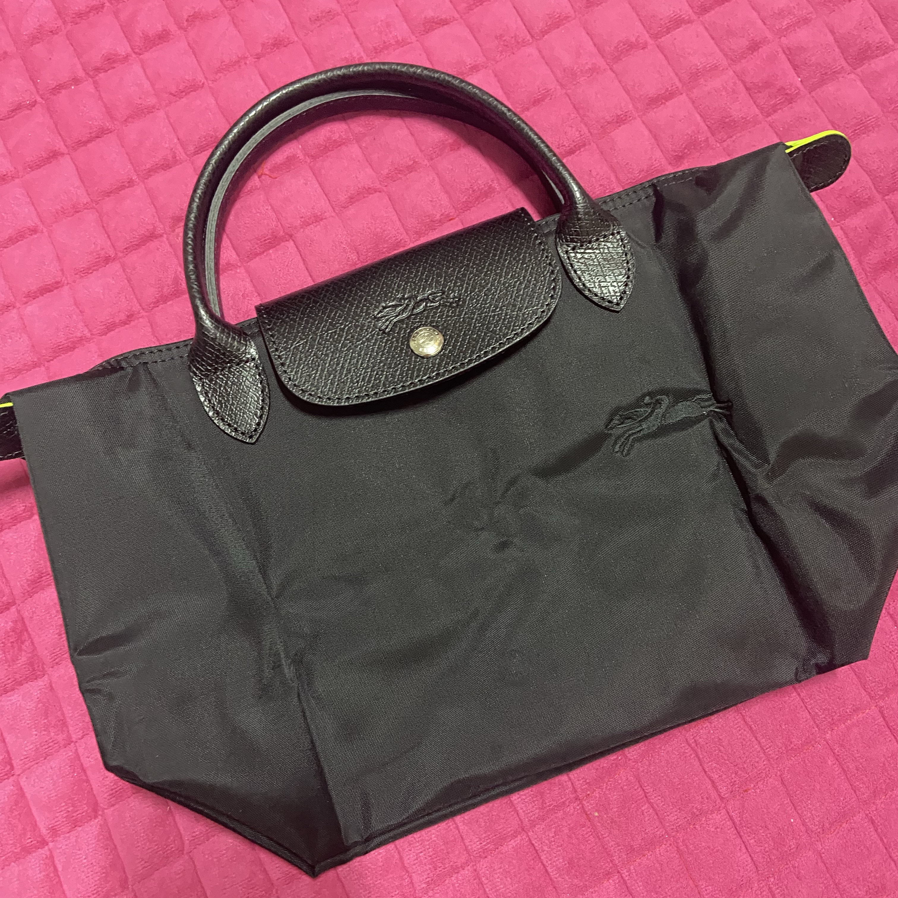 Longchamp Le Pliage Green Handbag S Black 착용 스타일