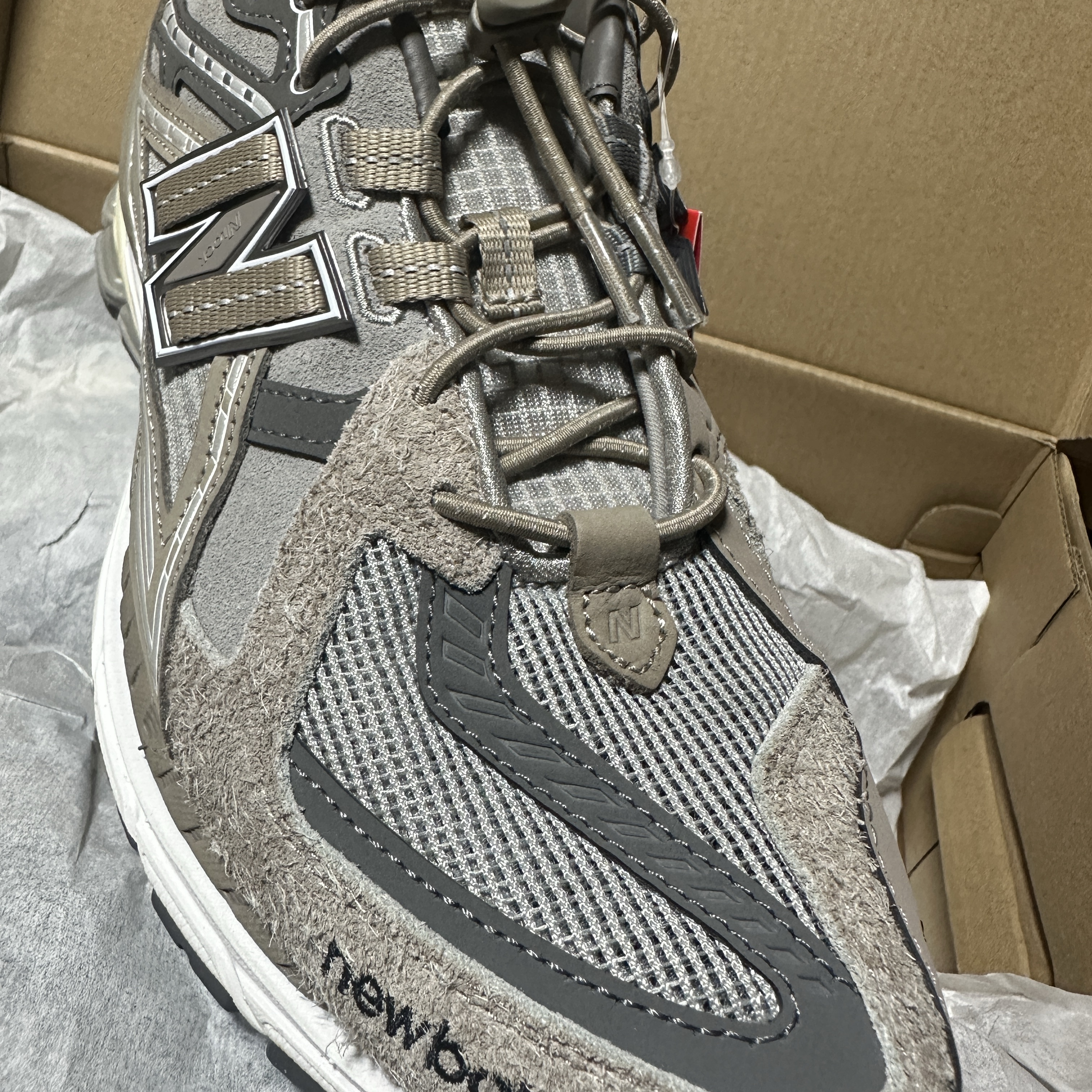 New Balance x Invincible x N.Hoolywood 1906U Grey 착용 스타일 - 1