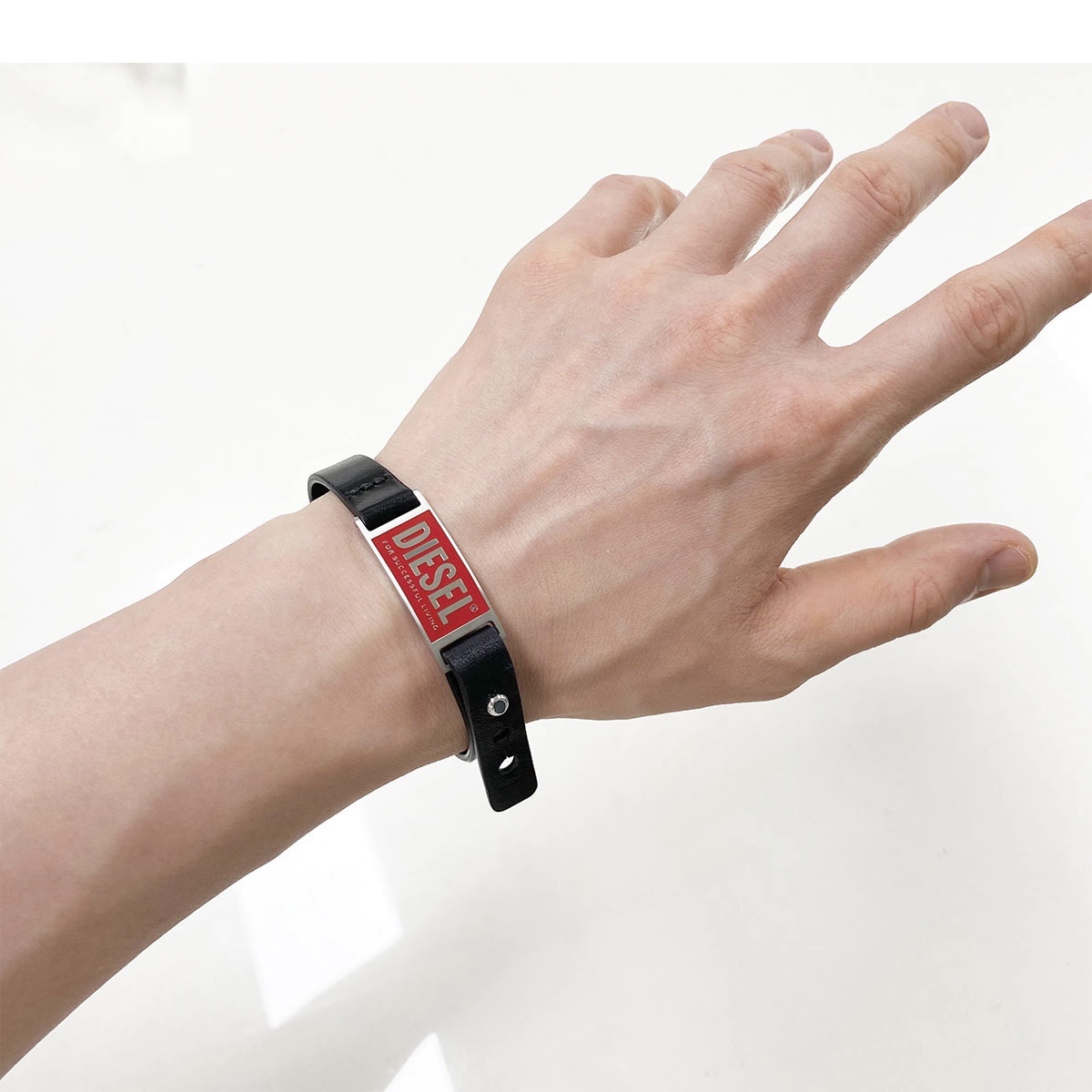 Diesel Dx1370 Black Leather Logo Stack Bracelet Black 착용 스타일 - 1