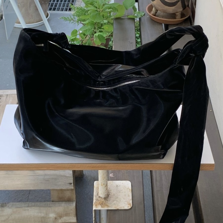 ACOC Glossy Halfmoon Cross Bag Black, ACOC Glossy Halfmoon Cross Bag Cream 착용 스타일