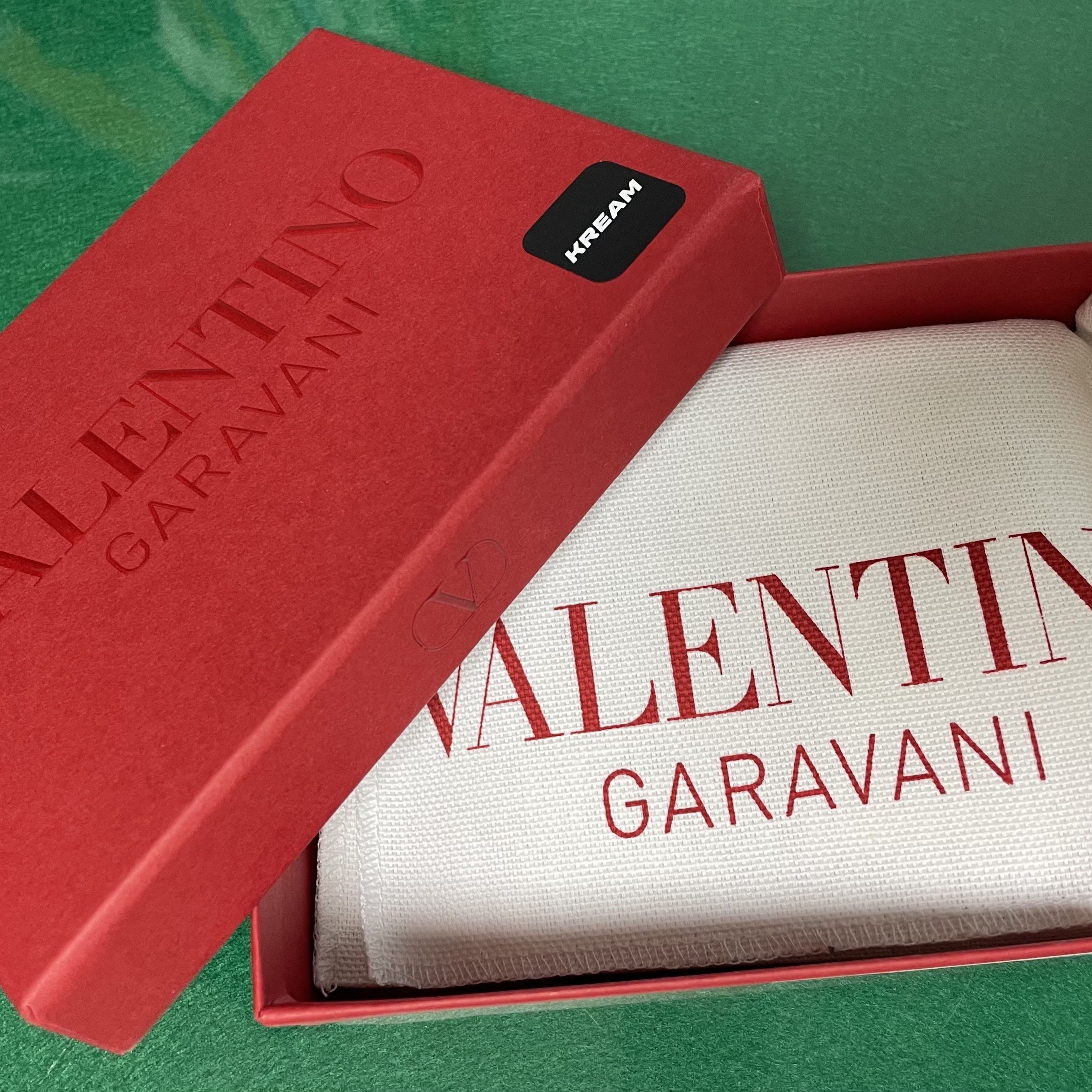 Valentino Vlogo Signature Card Case Black 착용 스타일 - 1
