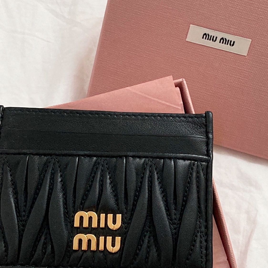 Miu Miu Matelasse Nappa Leather Card Holder Black 착용 스타일 - 2