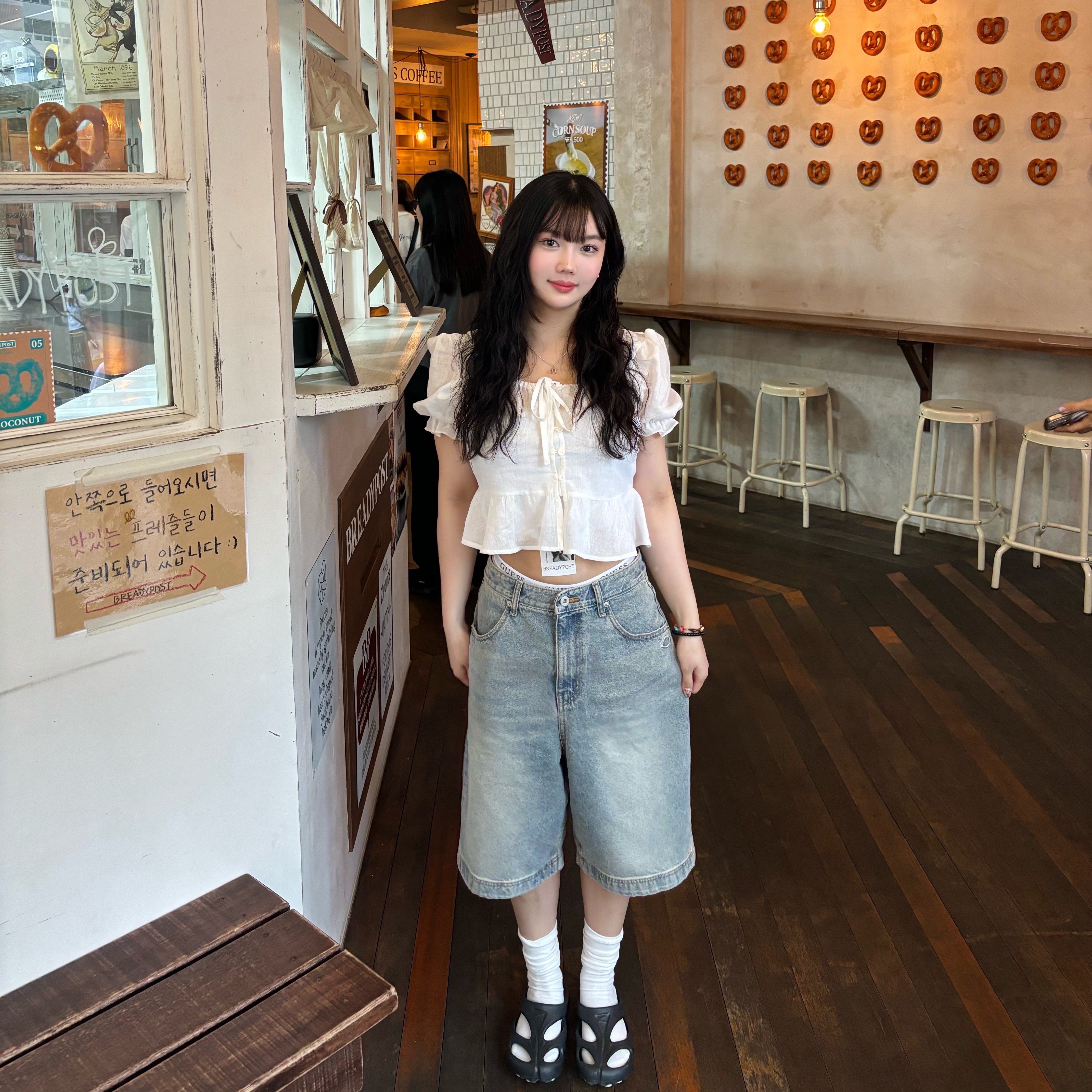 (W) Mischief Denim Bermuda Pants Light Blue 착용 스타일