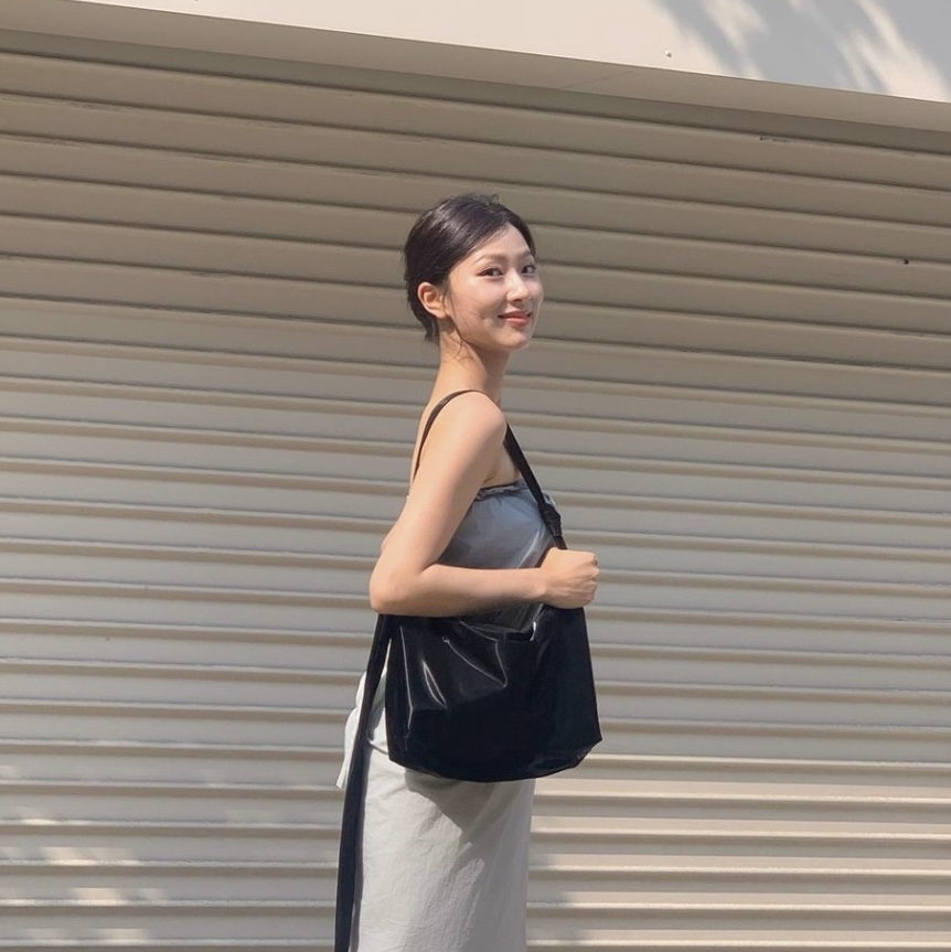ACOC Glossy Halfmoon Cross Bag Black, ACOC Glossy Halfmoon Cross Bag Cream 착용 스타일