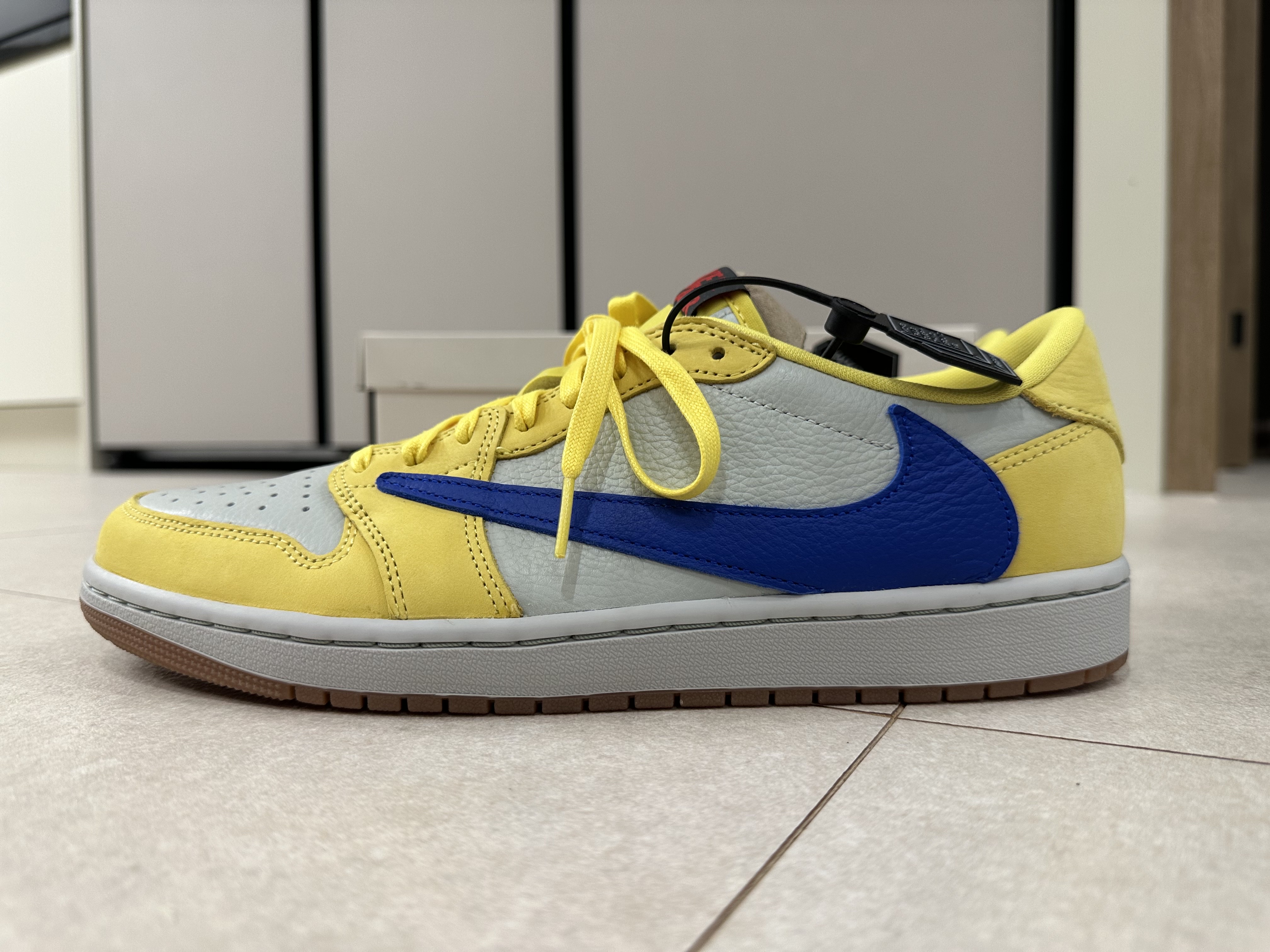 (W) Jordan 1 x Travis Scott Retro Low OG SP Canary 착용 스타일 - 2