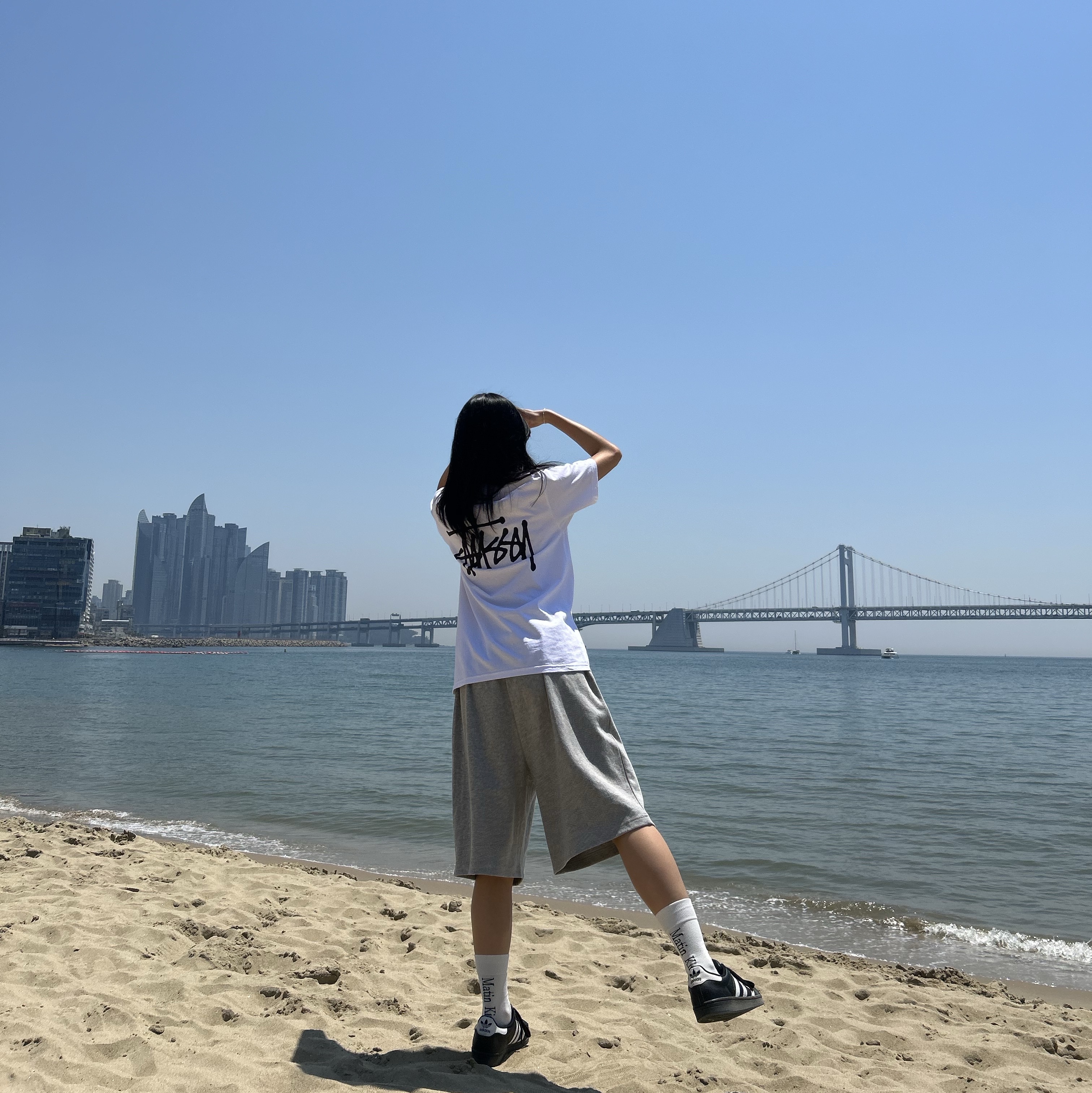 Stussy Basic Stussy T-Shirt White 2024, 2025, Adidas Superstar Core Black White 착용 스타일 - 2