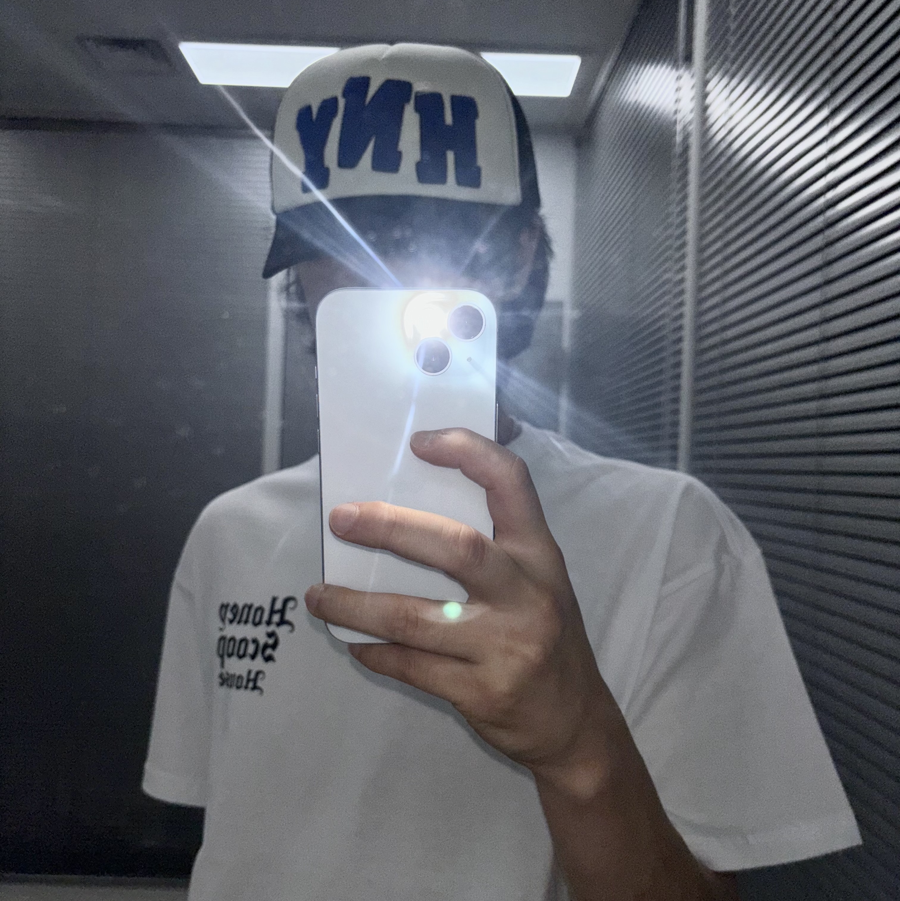 Honey Scoop House HNY Logo Trucker Cap Black, Honey Scoop House Lips T-Shirt White 착용 스타일