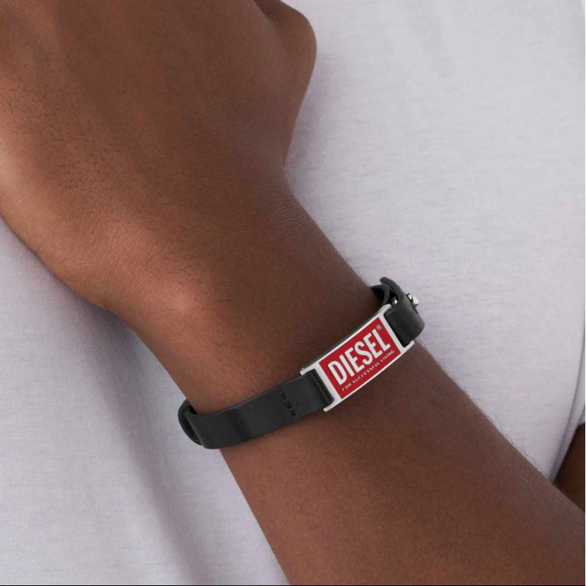 Diesel Dx1370 Black Leather Logo Stack Bracelet Black 착용 스타일 - 2
